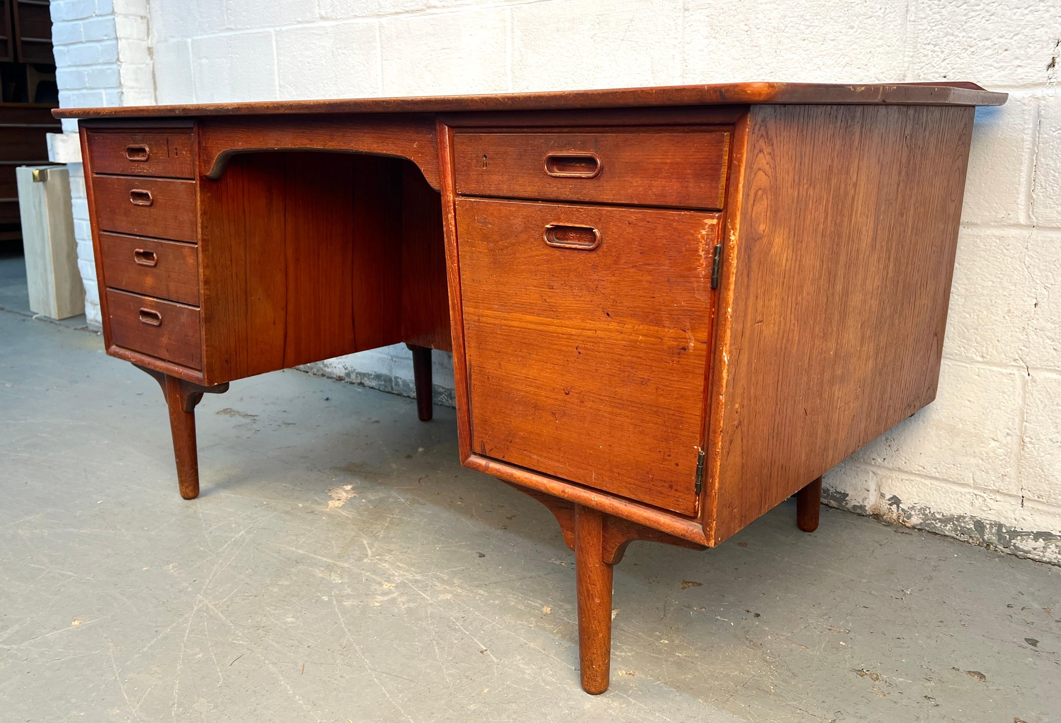 Mid-Century moderno Mid-Century Modern Danish Walnut Desk by Svend Åge Madsen in vendita
