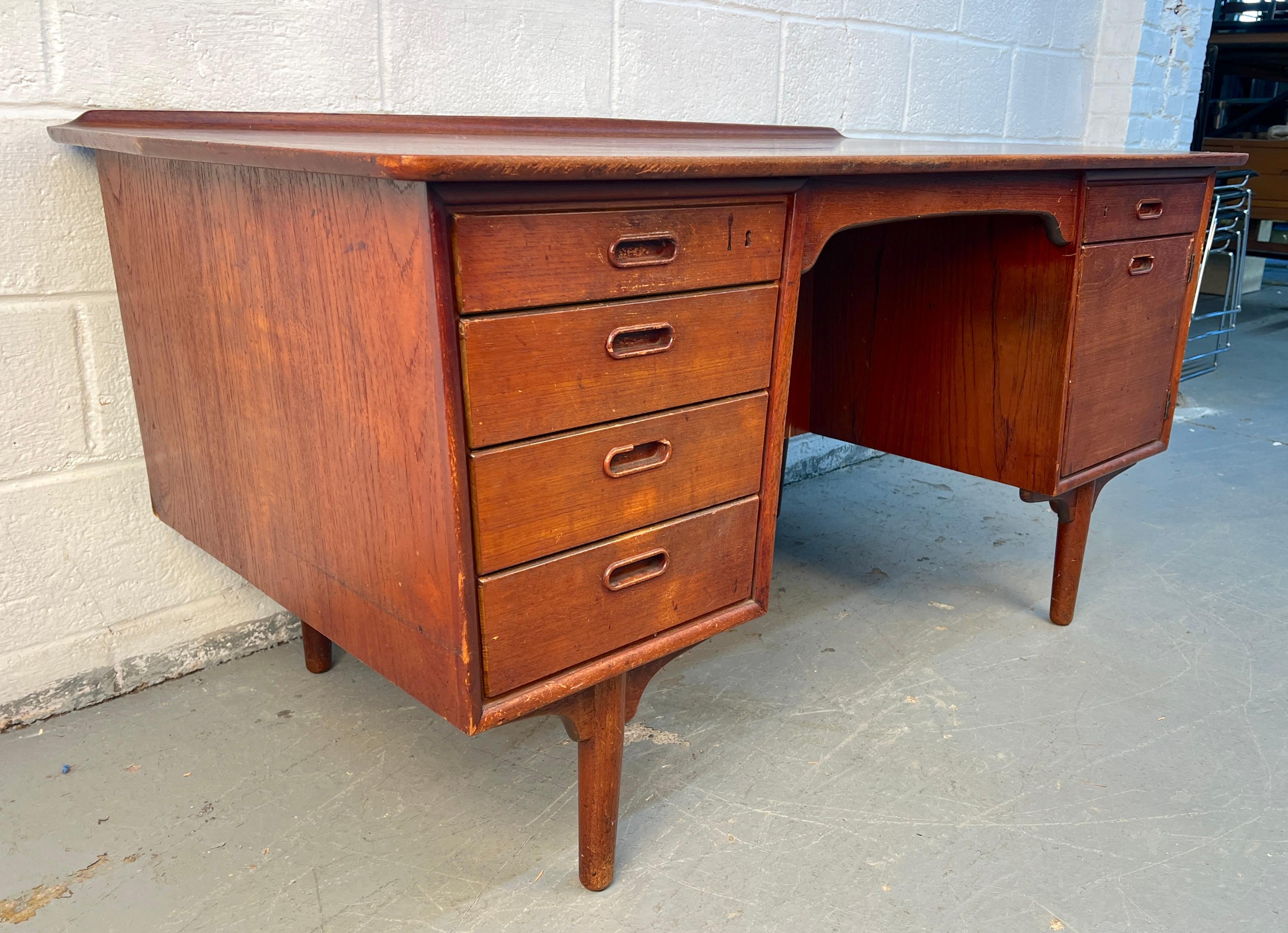 Danese Mid-Century Modern Danish Walnut Desk by Svend Åge Madsen in vendita