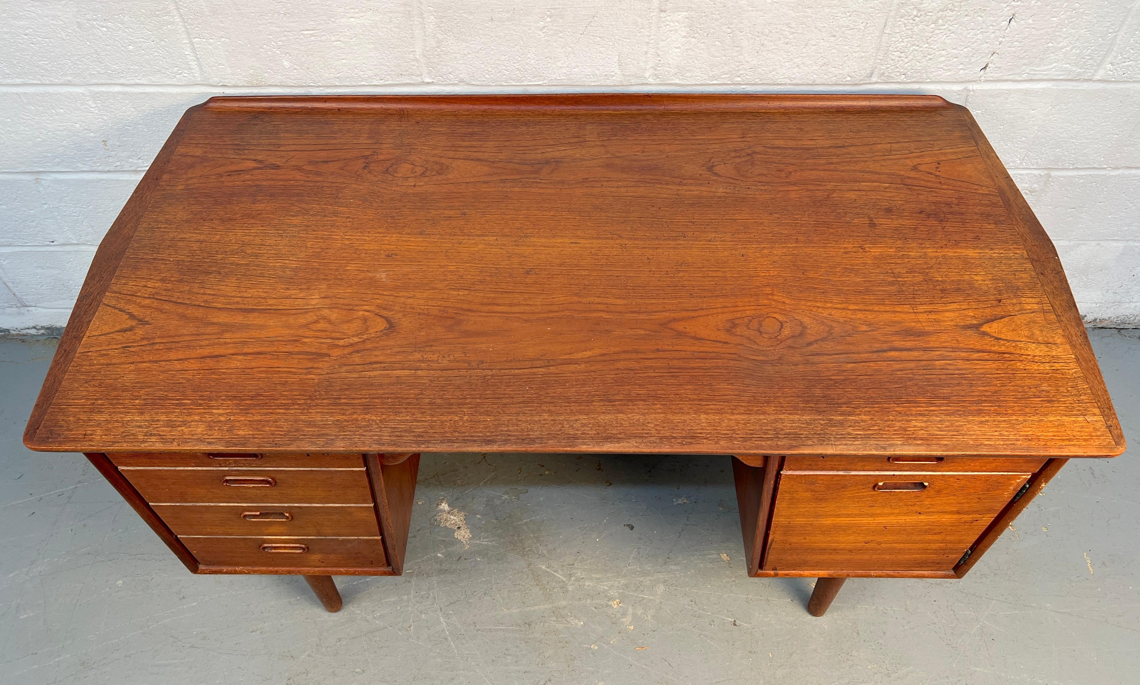 Mid-Century Modern Danish Walnut Desk by Svend Åge Madsen In condizioni buone in vendita a Brooklyn, NY