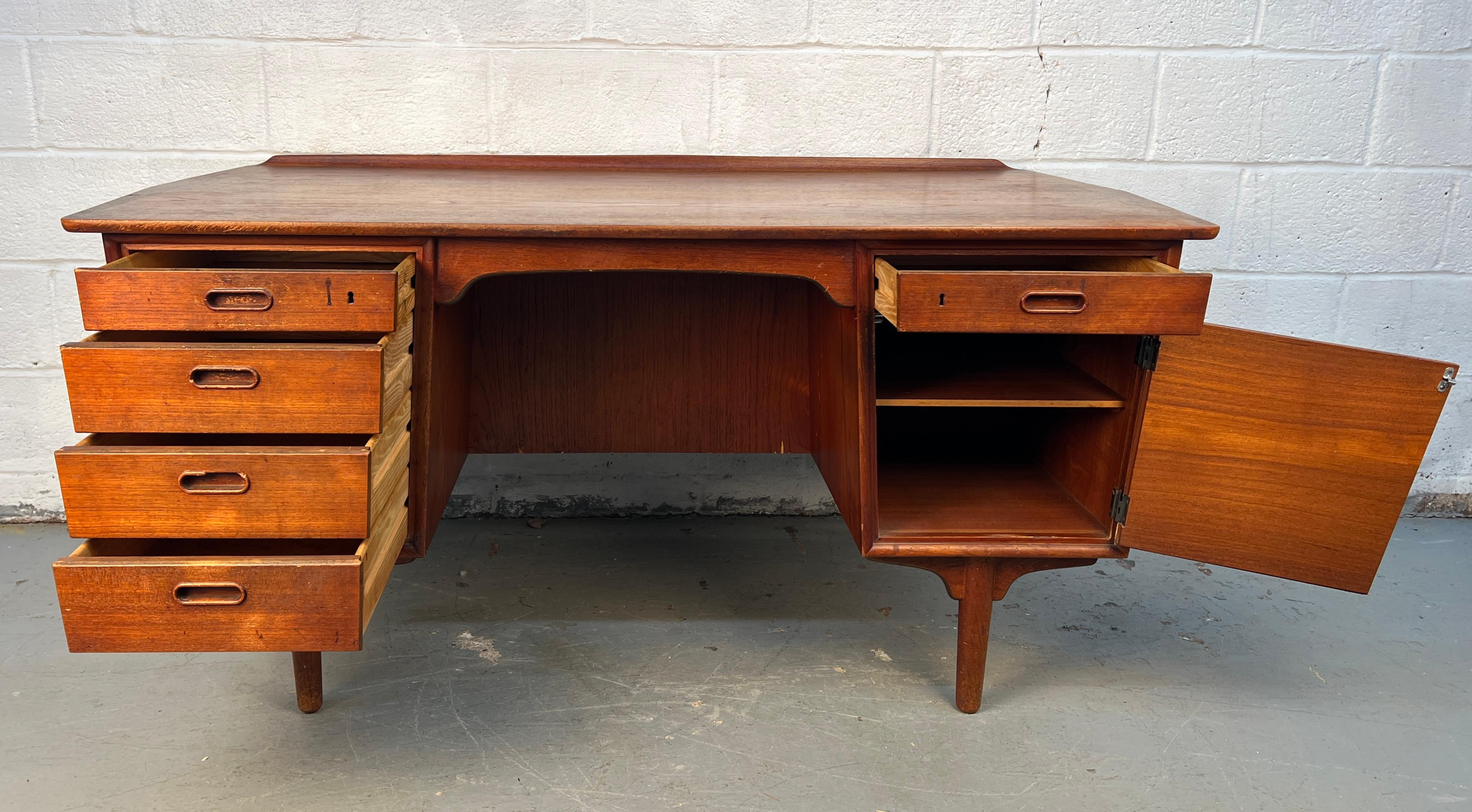 XX secolo Mid-Century Modern Danish Walnut Desk by Svend Åge Madsen in vendita