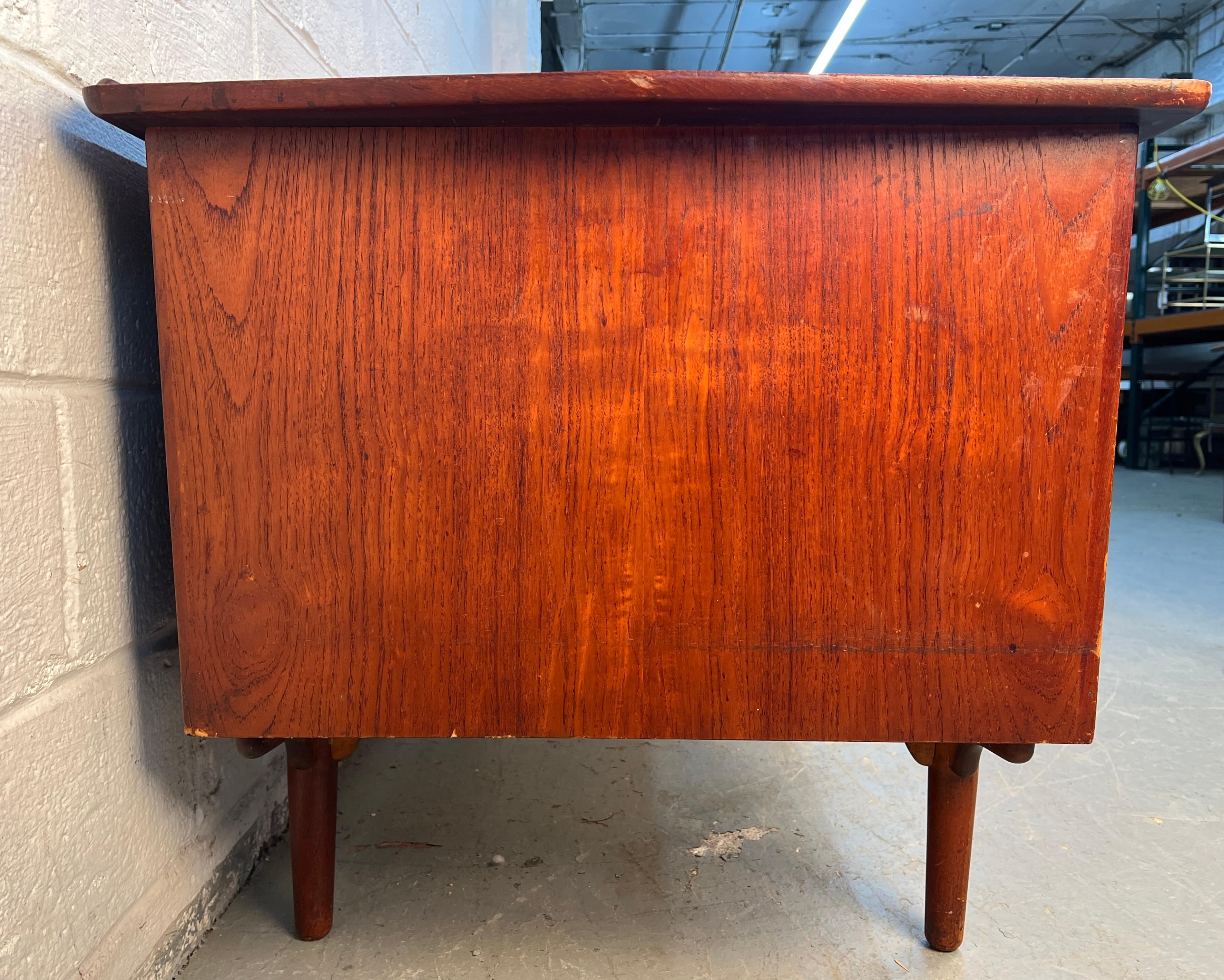 Mid-Century Modern Danish Walnut Desk by Svend Åge Madsen in vendita 2