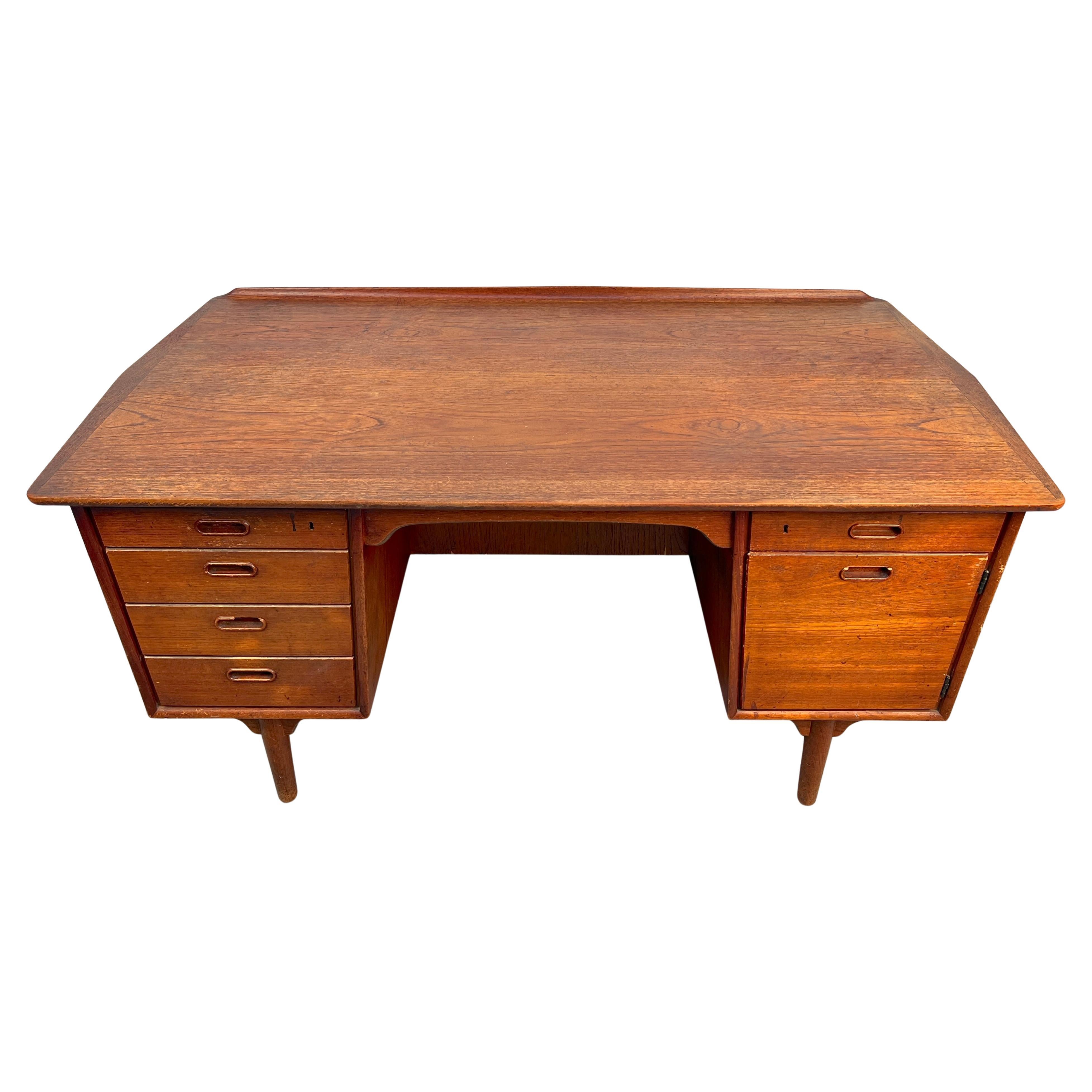 Mid-Century Modern Danish Walnut Desk by Svend Åge Madsen in vendita