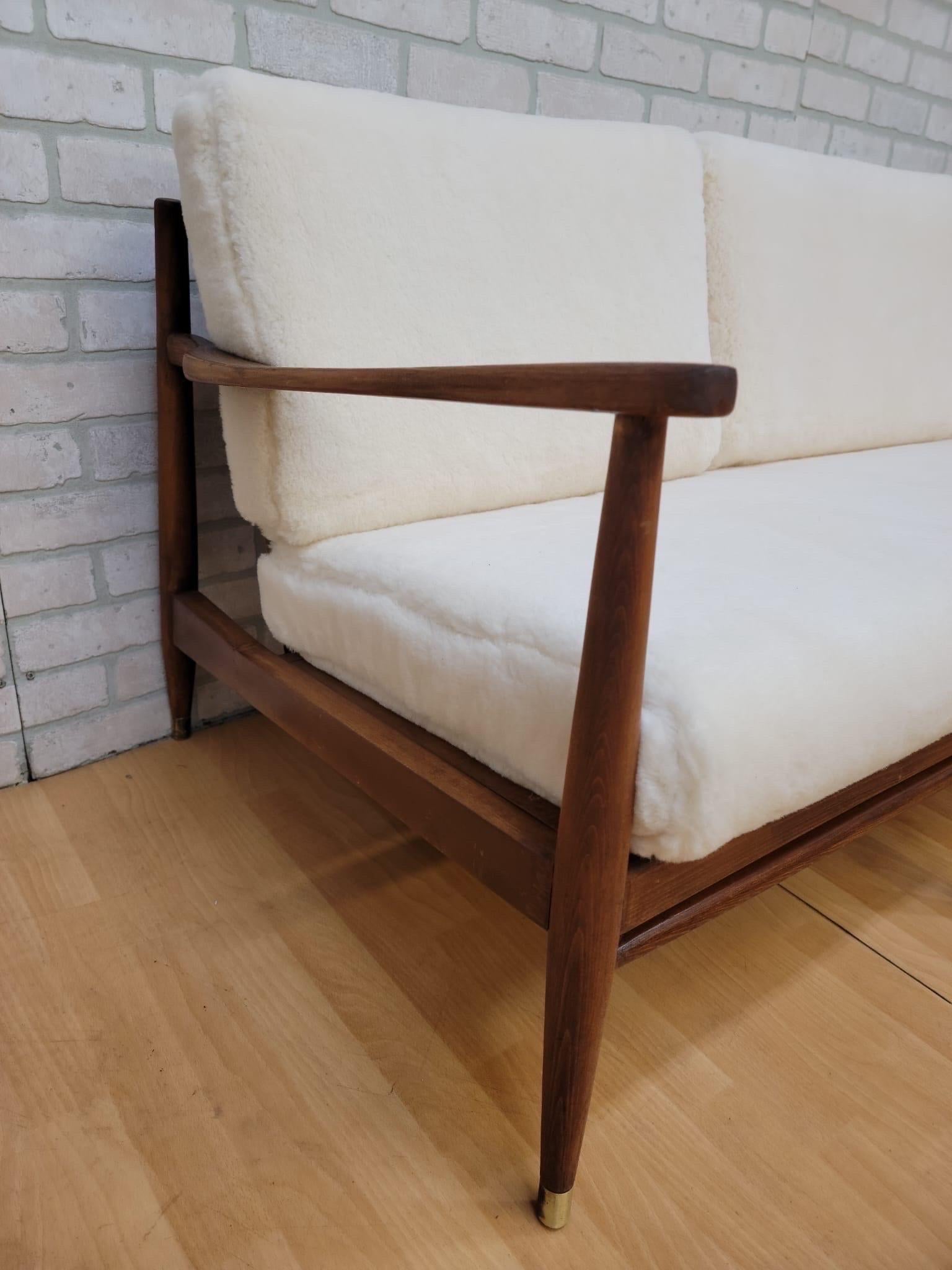 Canapé en noyer danois moderne du siècle dernier par Ib Kofod-Larsen Nouvellement revêtu d'une laine de mouton haut de gamme en shearling ivoire

Élégant canapé moderne danois conçu par l'architecte et designer de mobilier Ib Kofod Larsen pour Selig