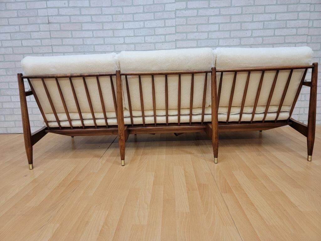 Modernes dnisches Sofa mit Nussbaumholzrahmen von Ib Kofod-Larsen aus der Mitte des Jahrhunderts, neu gepolstert (Moderne der Mitte des Jahrhunderts) im Angebot