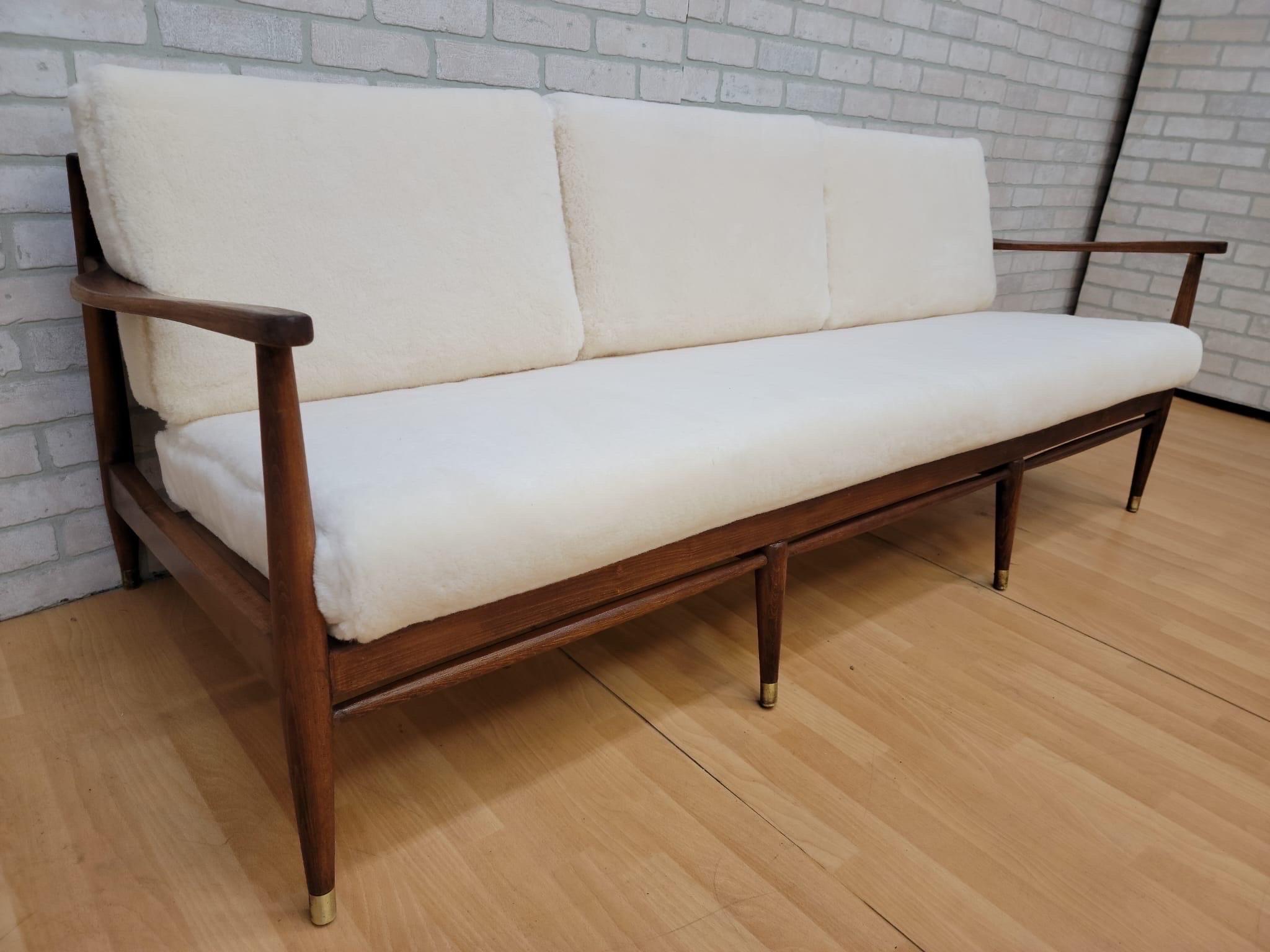 Mid-Century Modern Canapé danois moderne du milieu du siècle à structure en noyer, récemment rembourré, par Ib Kofod-Larsen en vente