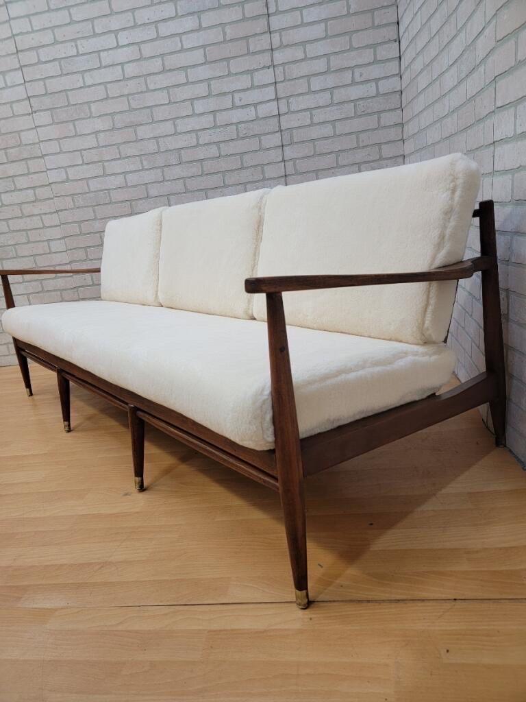 Modernes dnisches Sofa mit Nussbaumholzrahmen von Ib Kofod-Larsen aus der Mitte des Jahrhunderts, neu gepolstert im Zustand „Gut“ im Angebot in Chicago, IL