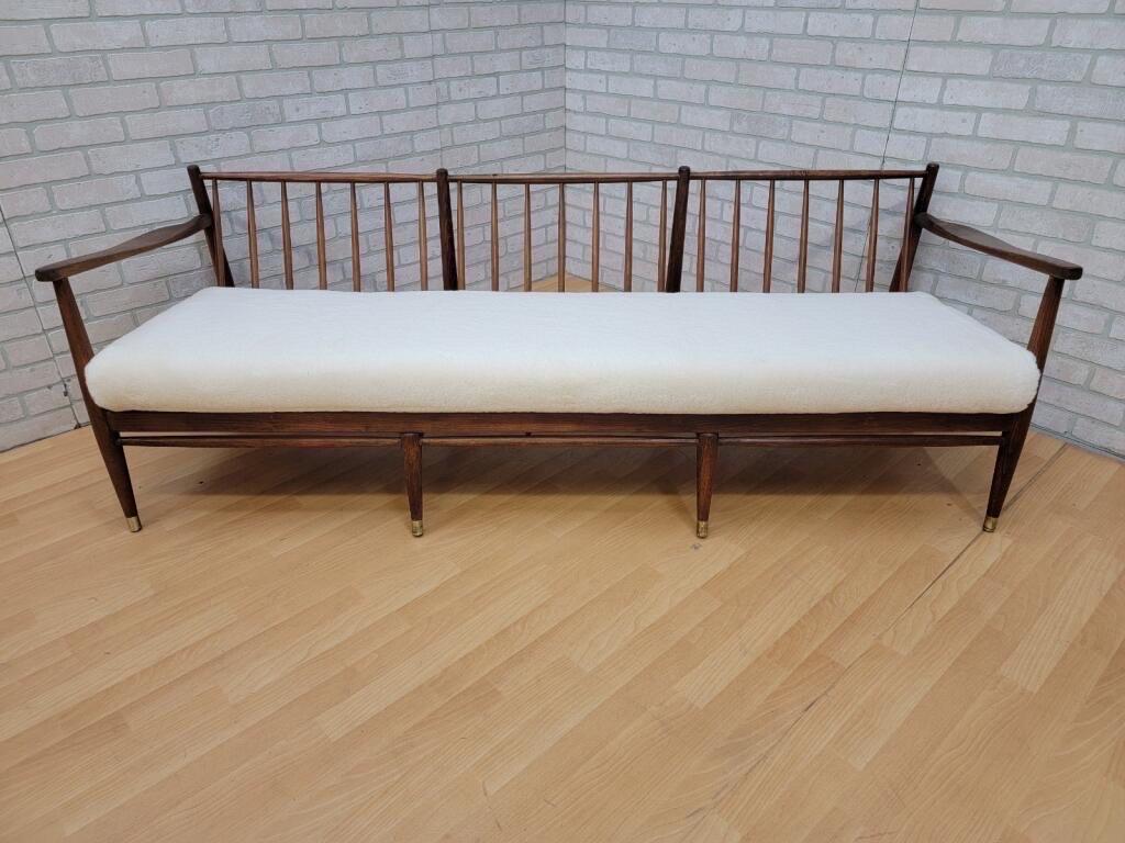 Modernes dnisches Sofa mit Nussbaumholzrahmen von Ib Kofod-Larsen aus der Mitte des Jahrhunderts, neu gepolstert (Mitte des 20. Jahrhunderts) im Angebot