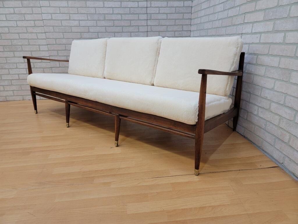 Modernes dnisches Sofa mit Nussbaumholzrahmen von Ib Kofod-Larsen aus der Mitte des Jahrhunderts, neu gepolstert (Wolle) im Angebot