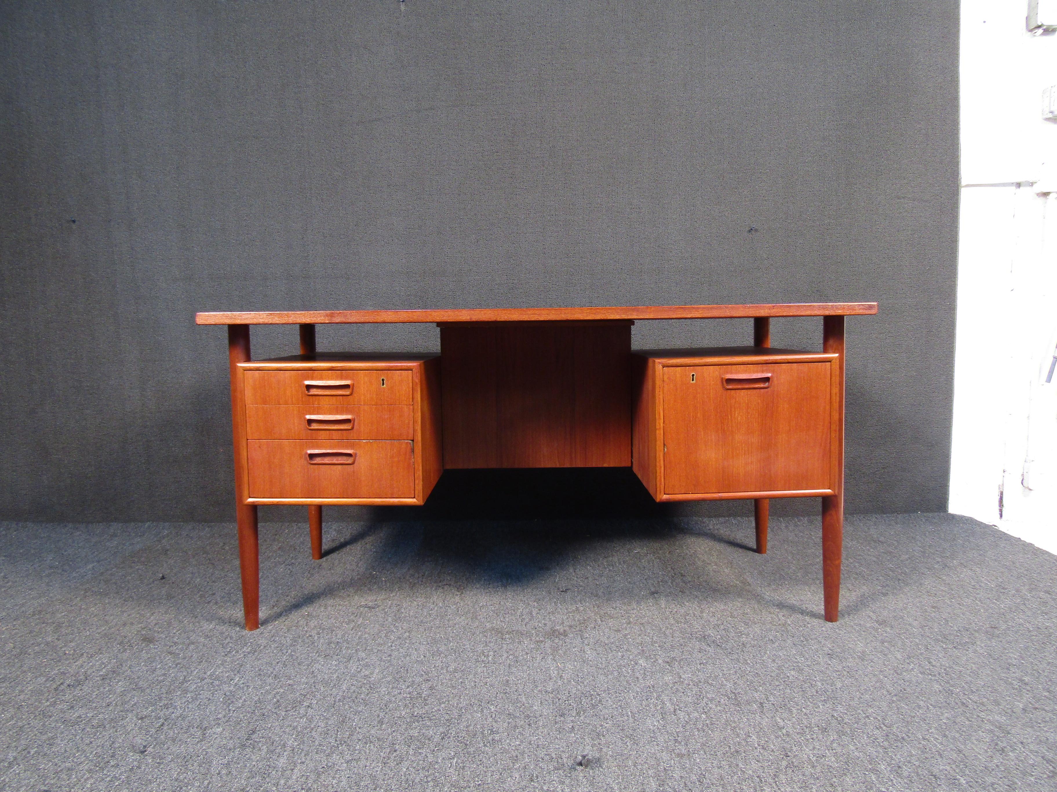 With three smaller drawers and a large storage compartment, this beautifully designed mid-century desk combines rich teak wood with an understated Scandinavian design. This vintage writing desk is made in Sweden with quality craftsmanship. Please