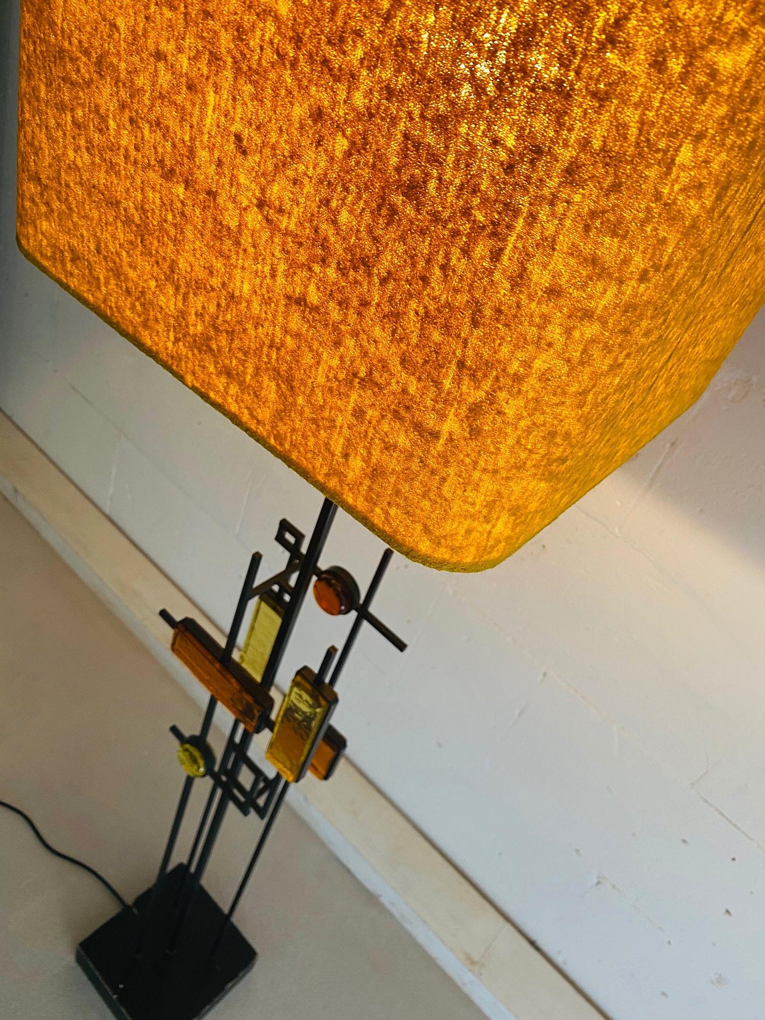Dänische Stehlampe aus Schmiedeeisen und Glas von Holm Sorensen, Moderne der Mitte des Jahrhunderts im Angebot 8