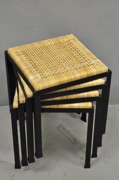 Juego de 4 taburetes y mesitas auxiliares «Tropi-Cal» de Danny Ho Fong, estilo Mid-Century Modern, con estructura de hierro y mimbre
