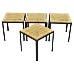 Juego de 4 taburetes y mesitas auxiliares «Tropi-Cal» de Danny Ho Fong, estilo Mid-Century Modern, con estructura de hierro y mimbre