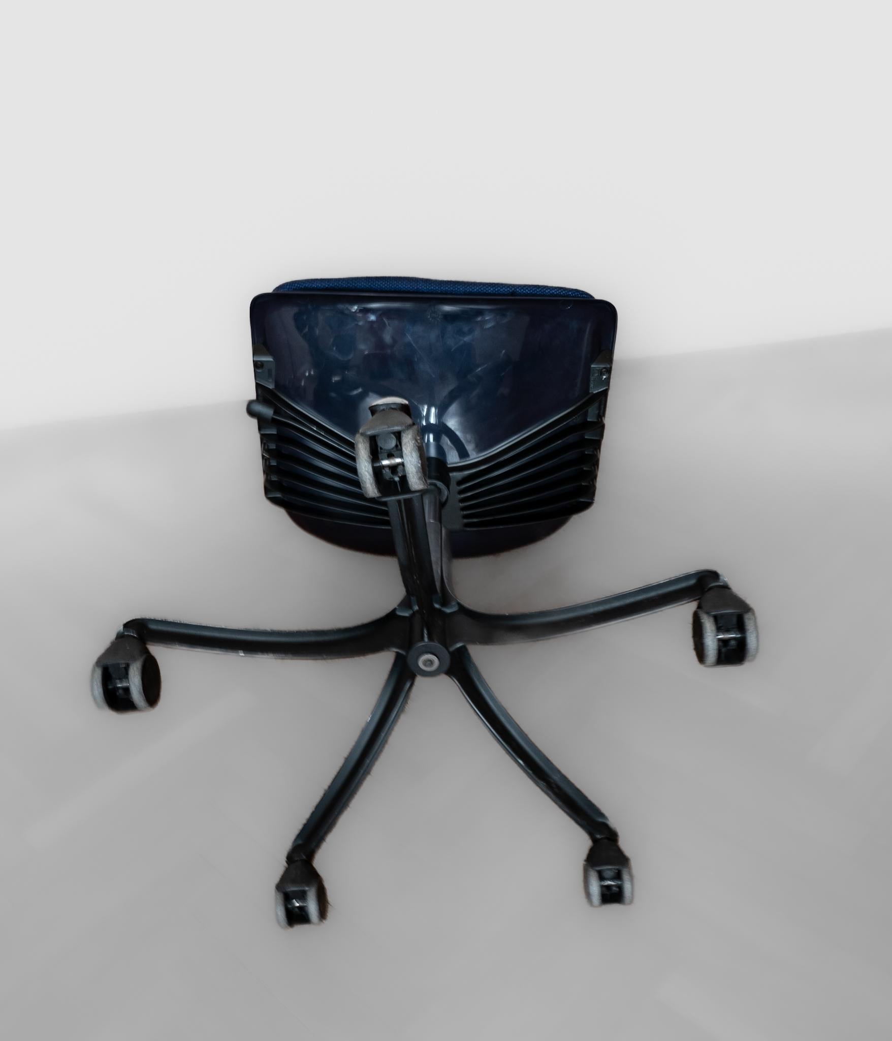 Mid-Century Modern Dark Blue Office Chair Modus 5 by Osvaldo Borsani, Italy 1970s.

Elevate your office space with the timeless Italian office sviwel chair “Modus” by renowned designer Osvaldo Borsani produced by Tecno in the 70s. This seating