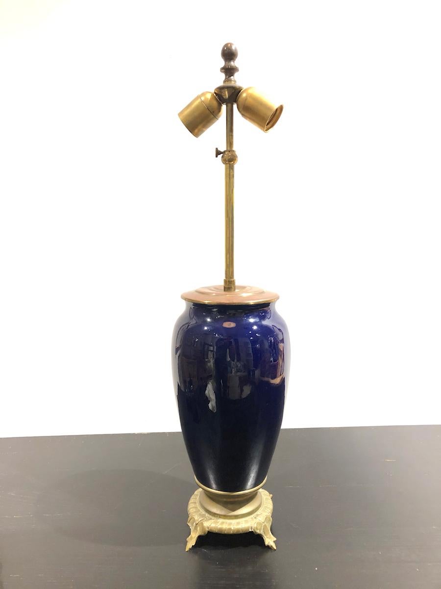 Blaue Tischlampe aus Keramik und Bronze  (Moderne der Mitte des Jahrhunderts) im Angebot