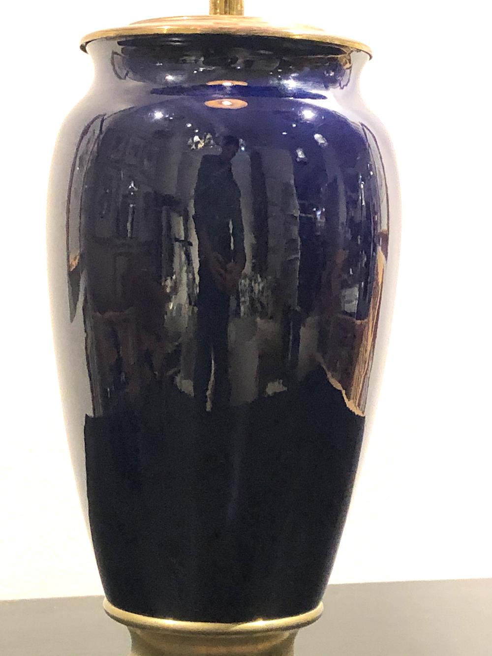 Français Lampe de table en céramique bleue et bronze en vente