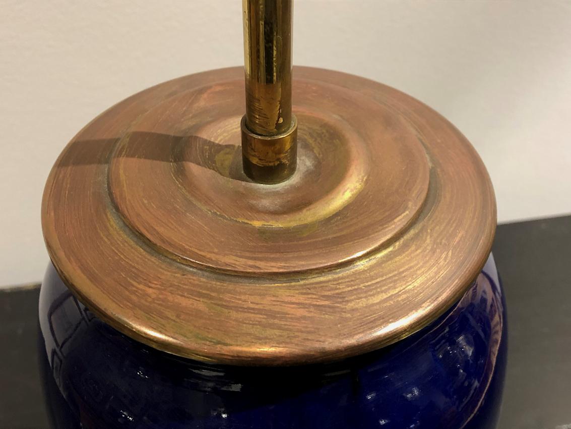 Blaue Tischlampe aus Keramik und Bronze  im Zustand „Gut“ im Angebot in Dallas, TX