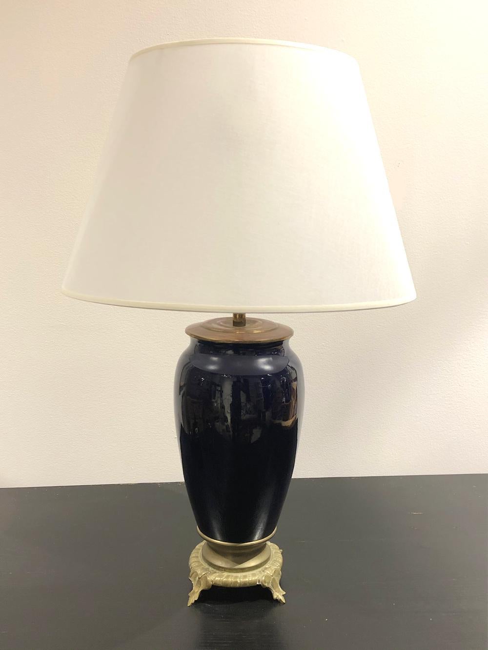 Einzelne Tisch- oder Schreibtischlampe der Jahrhundertmitte aus dunkelblauer Keramik und Bronze, Frankreich, 1950er Jahre
Verkauft ohne den Schatten.
Die Vintage-Lampe hat zwei Lichter und ist für die USA neu verkabelt.
Durchmesser: 6,25 Zoll.
Guter