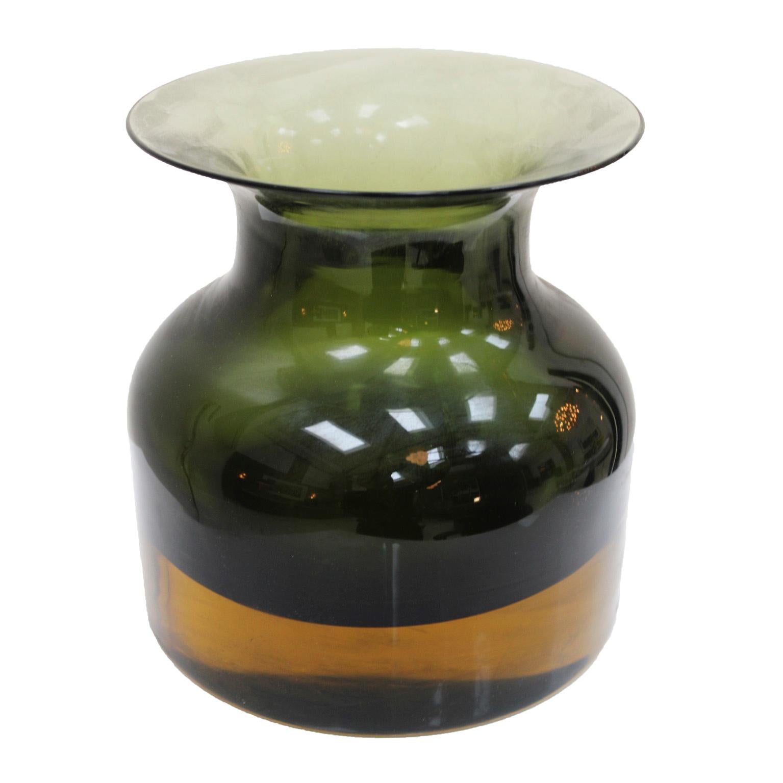 Mid-century Modern Glass vase. Attributed to Flavio Poli for Seguso. Italy, 50s.
In sommerso glass, the green body is submerged in a brown mass. (Color variant Nero)

Every item LA Studio offers is checked by our team of 10 craftsmen in our in-house