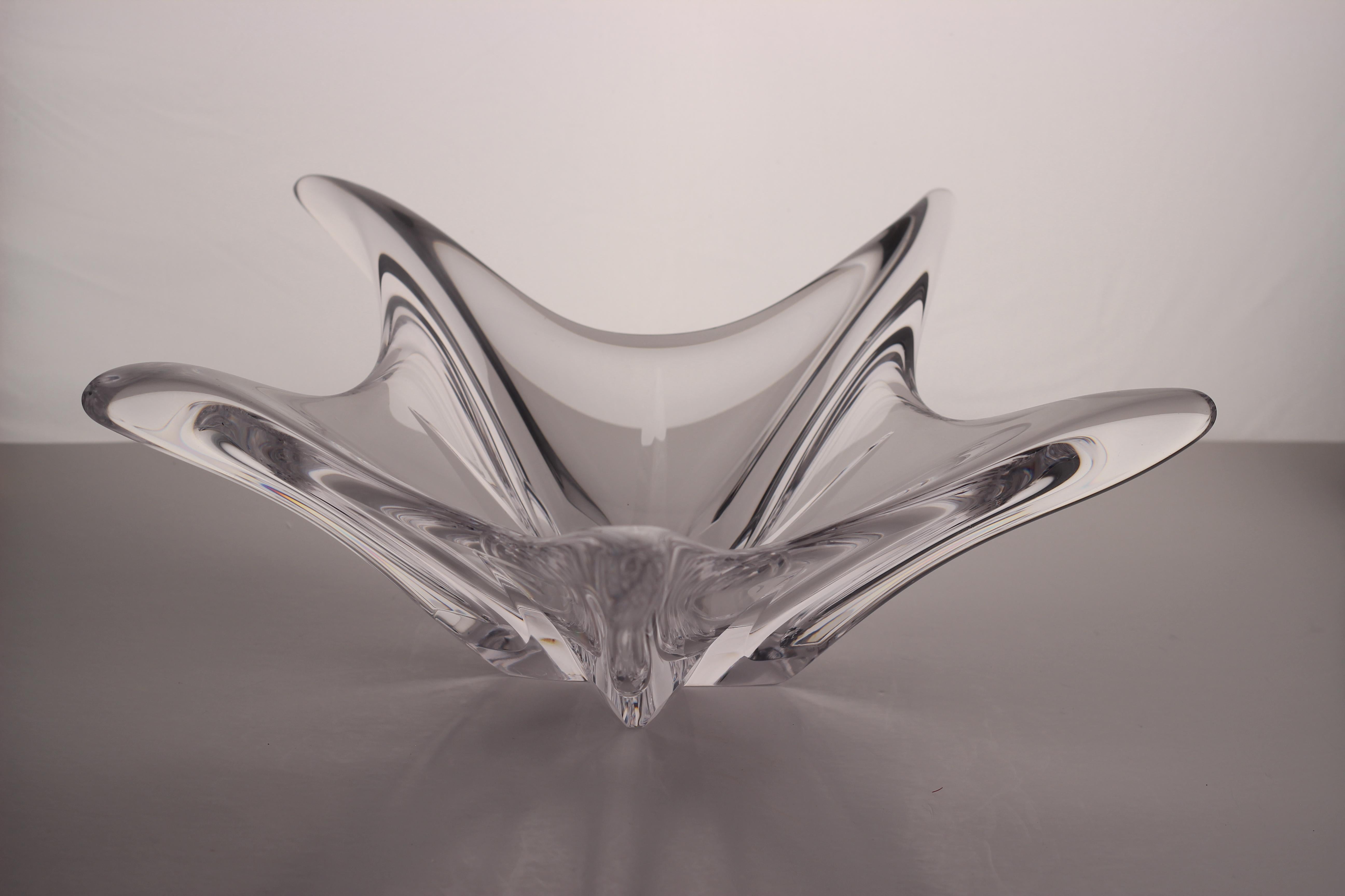 Diese raffinierte und skulpturale Schale aus durchscheinendem Glas wurde um 1950 von Daum, einem der berühmtesten Glashersteller dieser Zeit in Nancy, Frankreich, hergestellt. Daum wurde auf der Weltausstellung 1900 mit einem Grand Prix für seine