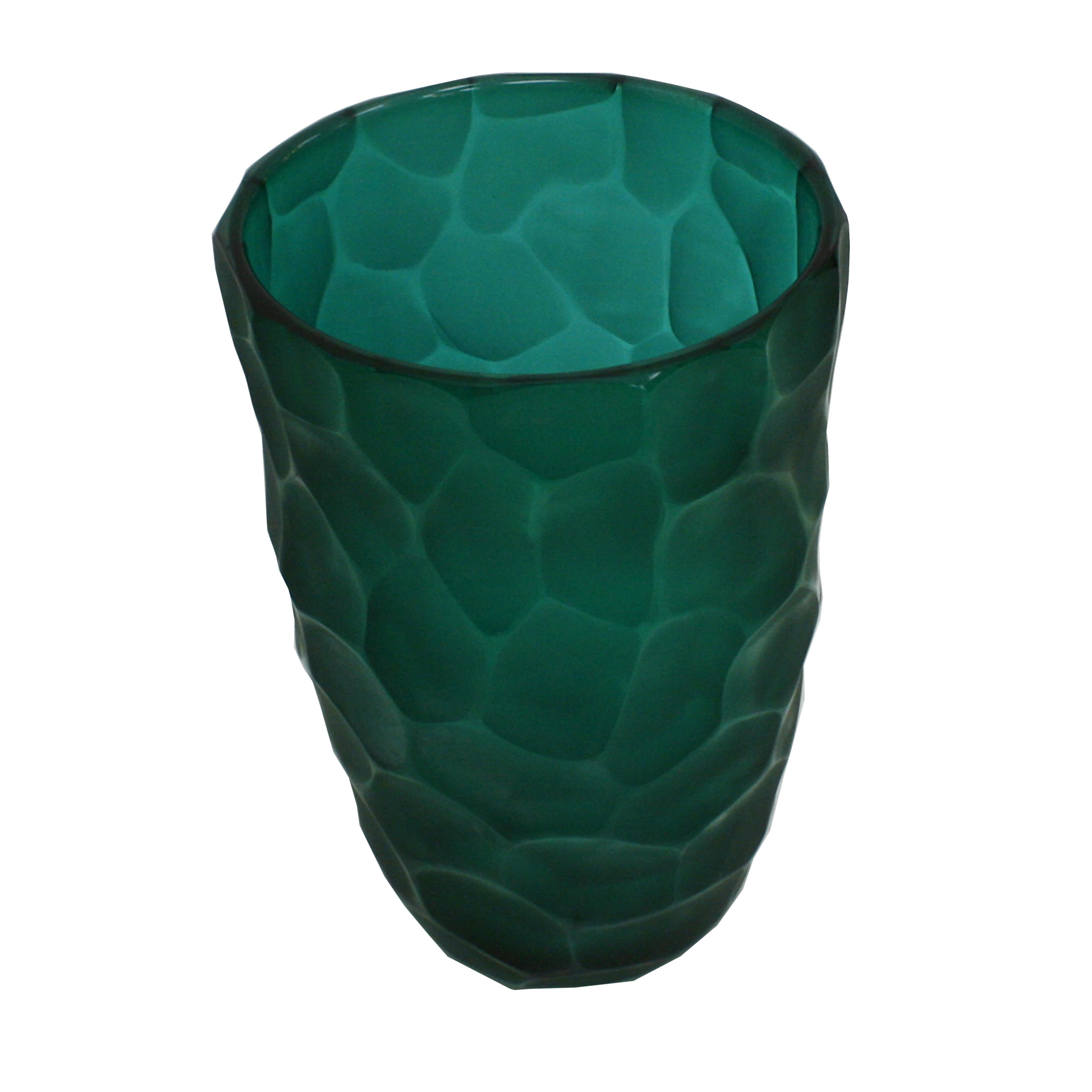 Skulpturale Vase, entworfen von Davide Dona, signiert auf dem Boden. Handgefertigtes facettiertes grünes Murano-Glas. Italien, 1970er Jahre.

Davide Dona' lernte die Glasherstellung zunächst in einem Paperweight-Ofen, dann ab 1998 im Betrieb seines