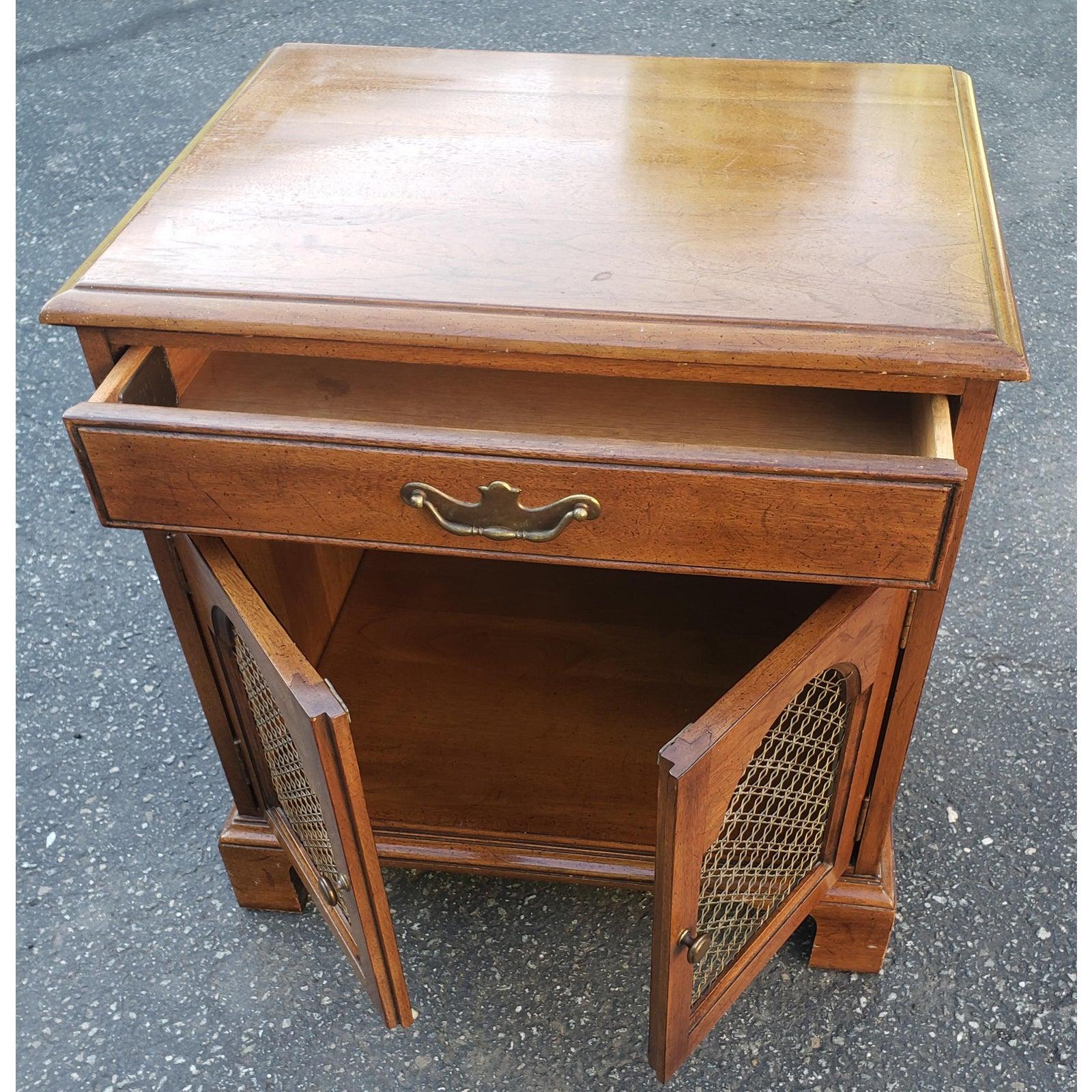 Vintage Davis Cabinet Co. Table de nuit, table d'appoint, armoire en noyer massif. Très robuste et en excellent état.