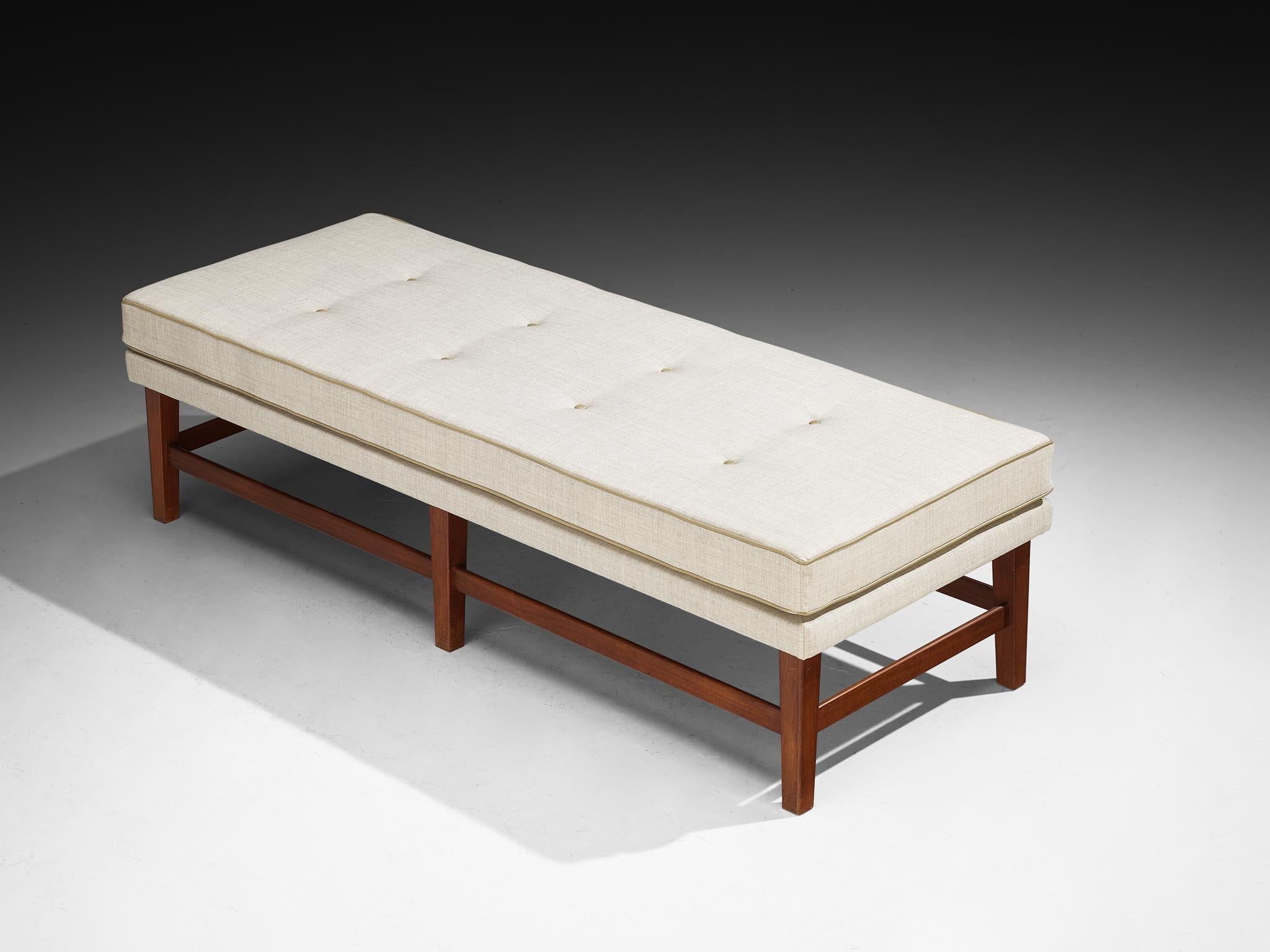 Liege oder Sofa, Mahagoni, Kiefer, Stoff, Europa, 1940er Jahre

Ein modernes Daybed aus der Mitte des Jahrhunderts mit einem Holzrahmen aus Mahagoni, der aufgrund seiner Stärke und seines warmen Farbtons ausgewählt wurde. Die Beine sind gerade, im