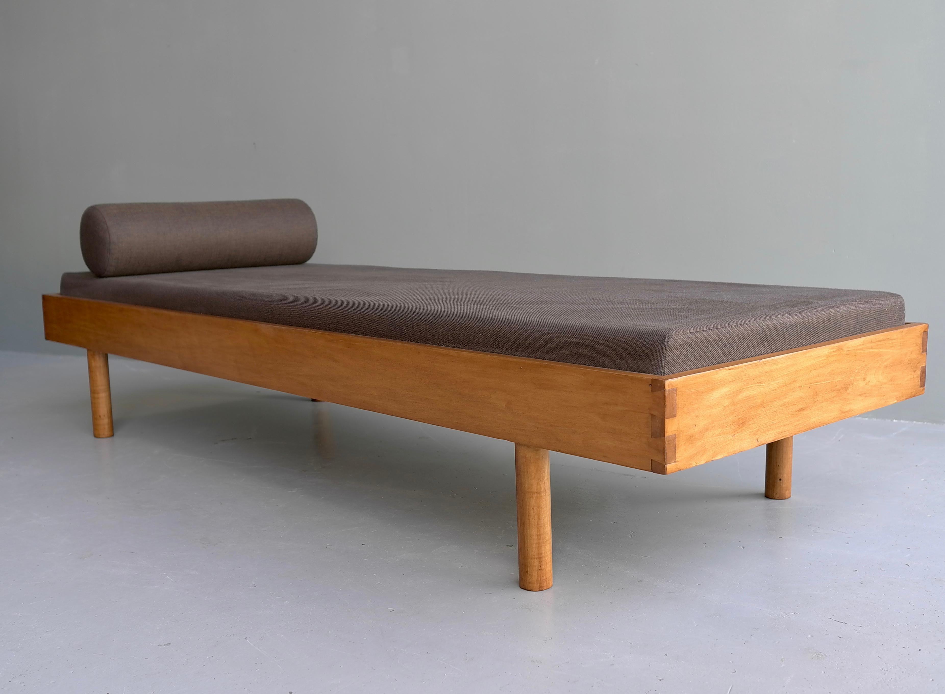 Mid-Century Modern Daybed in Style of Pierre Chapo, France 1960's In Good Condition In Den Haag, NL