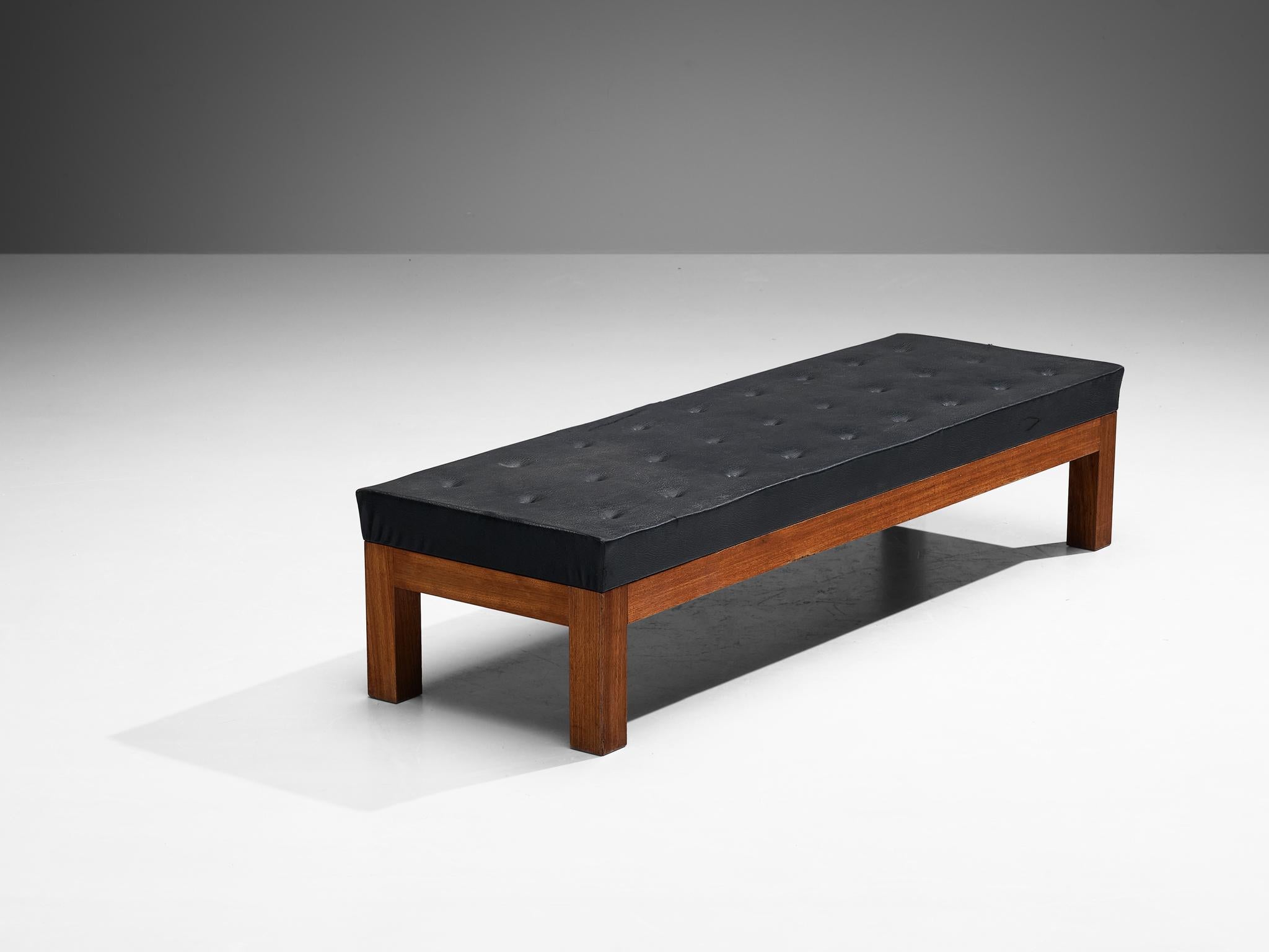 Banc ou lit de jour, faux cuir, teck, Europe, années 1960

Ce design épuré est exécuté dans le cadre d'une construction minimaliste marquée par des lignes claires et nettes et des proportions simples. L'assise est en similicuir noir et le piètement