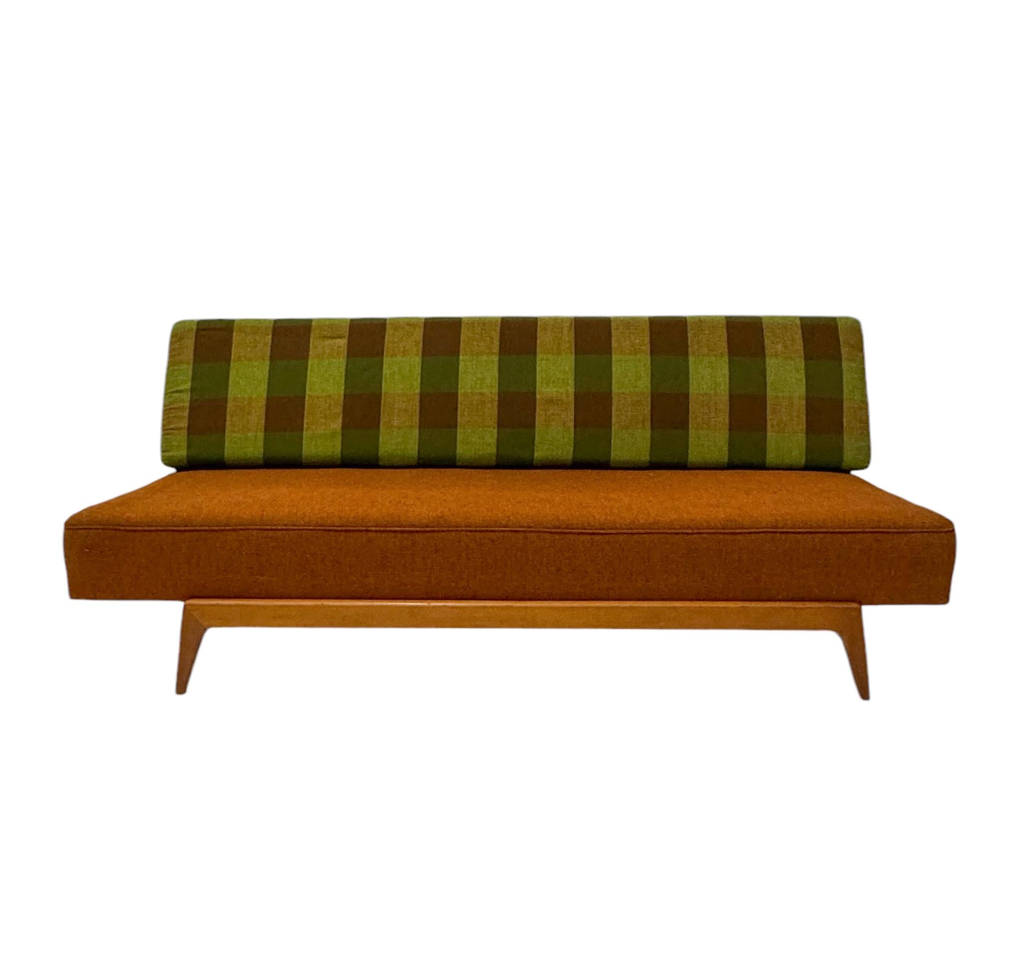 Impresionante y elegante sofá cama moderno de mediados de siglo.
Llamativo diseño holandés de los años 1960.
Armazón de haya maciza con su asiento original con la tela original.
El cojín original del respaldo tiene la tela original bicolor.
El