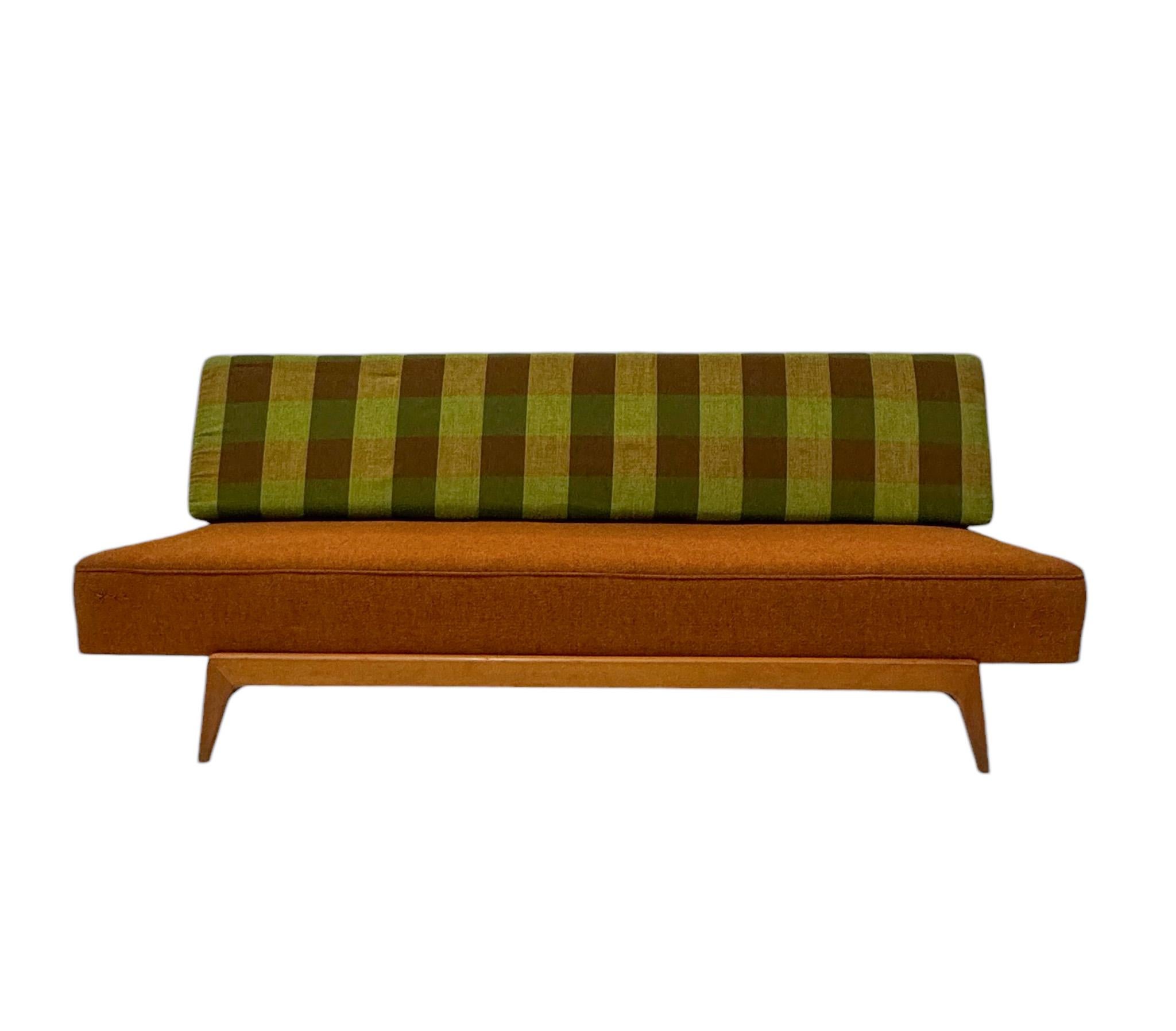 Sofá-cama moderno de mediados de siglo con tapicería original, años 60 Moderno de mediados de siglo en venta