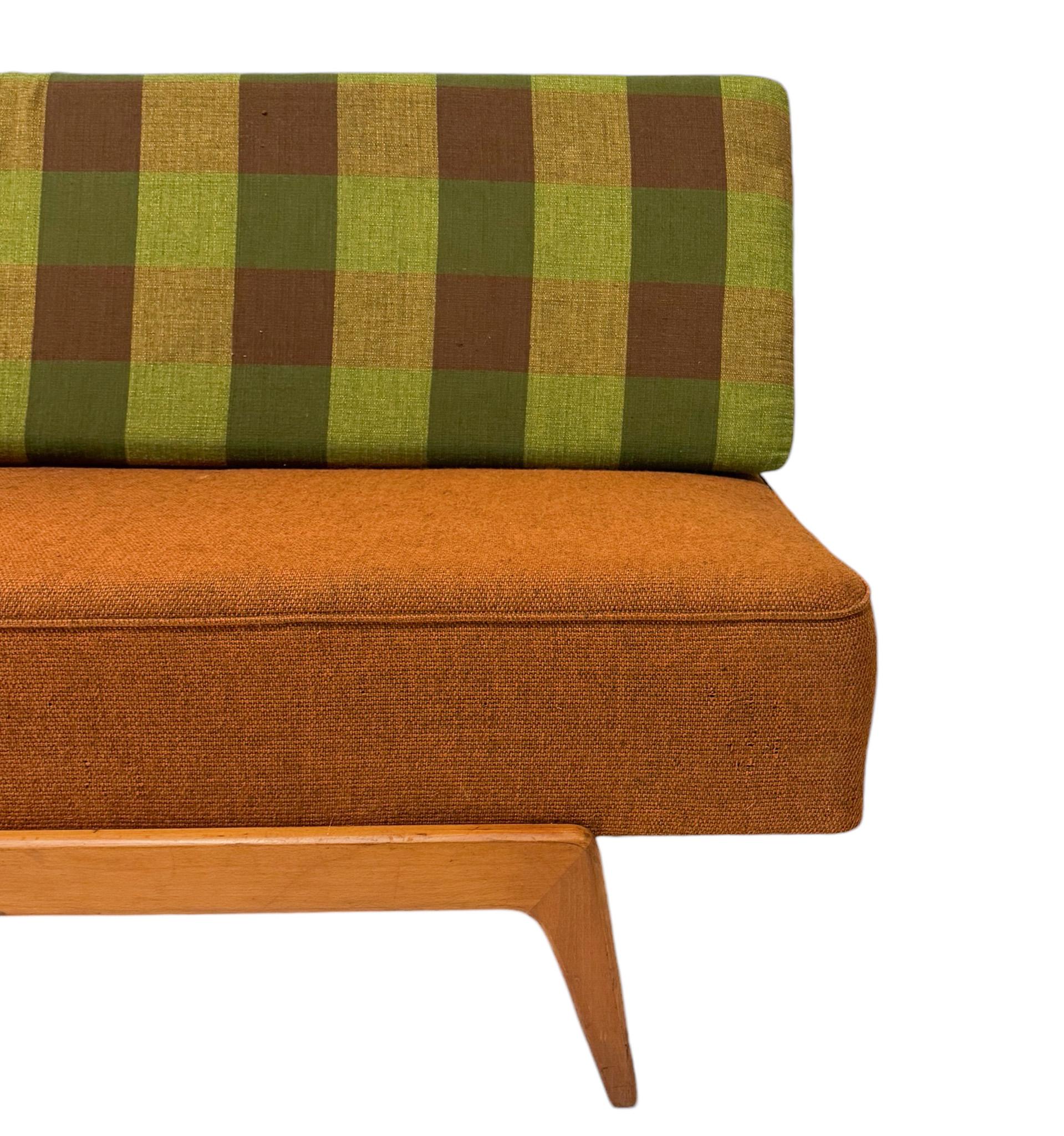 Sofá-cama moderno de mediados de siglo con tapicería original, años 60 Tela en venta