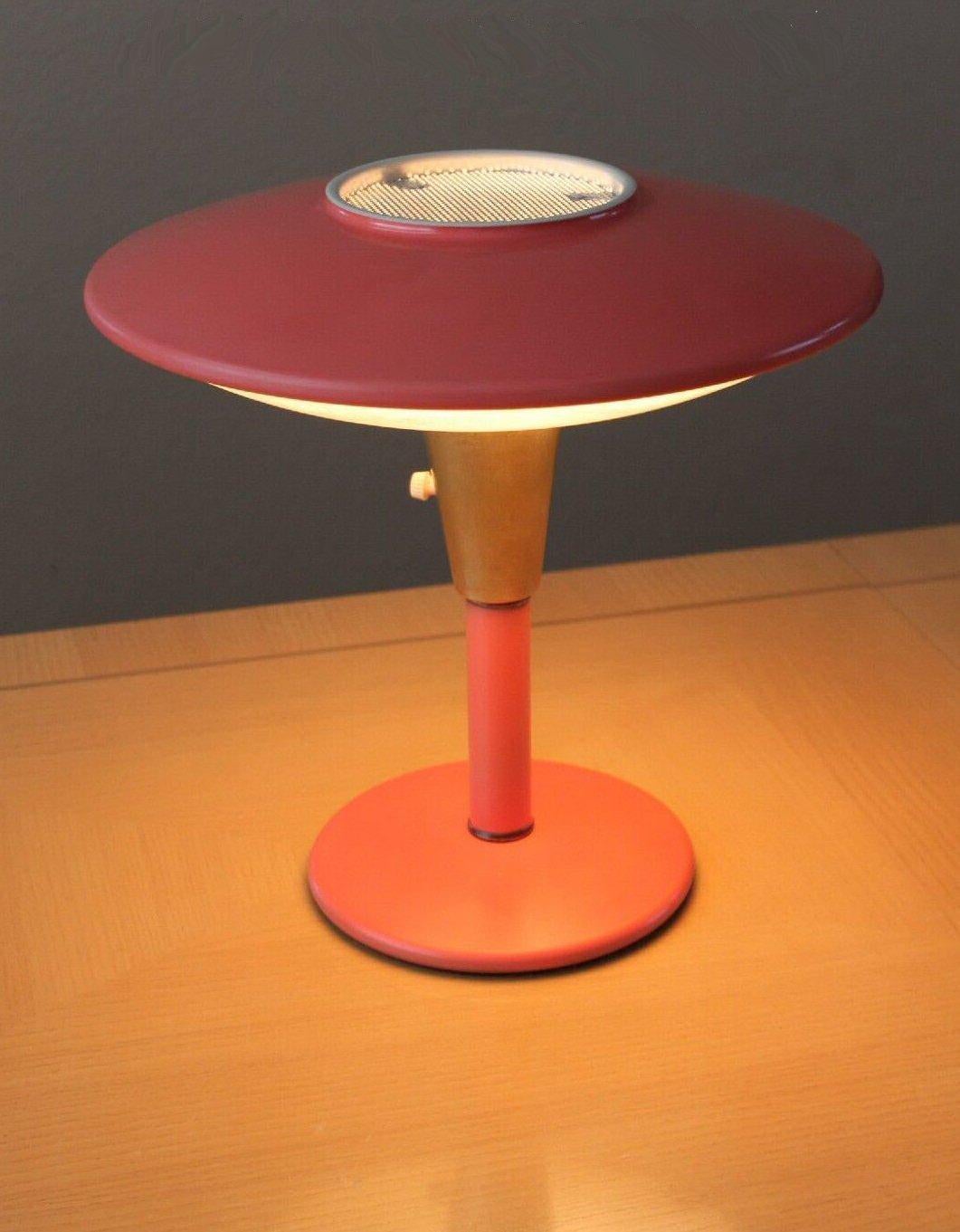 This Exquisite Dazor Mid Century Saucer Desk lamp
is an iconic treasure from the glorious 1950s.

The saucer design is iconic.  Flying saucers were all the
rage in the fifties and this gave people their own
'flying saucer' lamp! 

A work of art