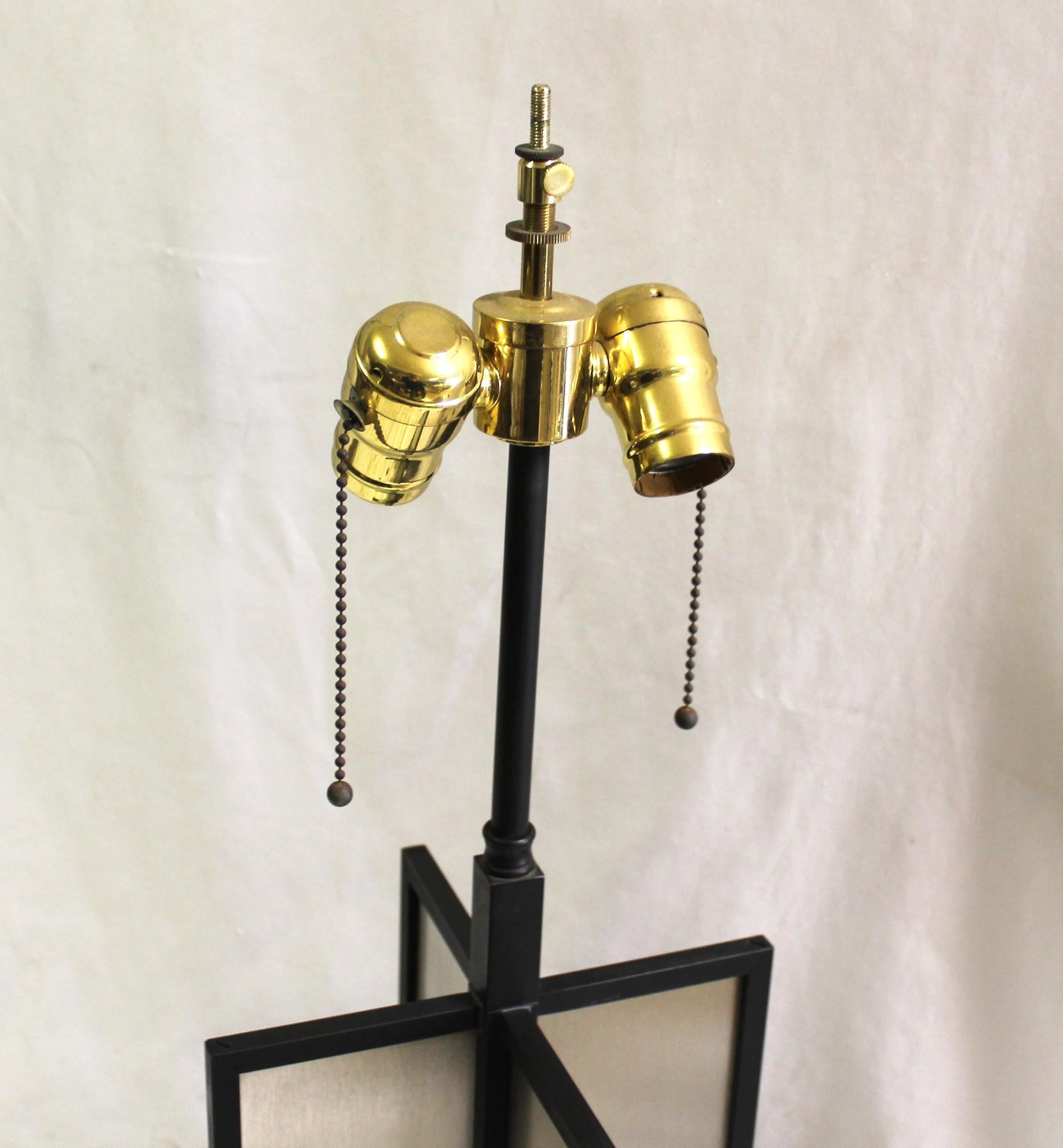 Un design très rare d'une lampe de table dans le modèle .  Cadre en laiton usiné pour s'adapter aux panneaux d'insertion en métal poli satiné. Le cadre est en laiton massif avec une patine noire acide. Avec une double prise de luxe en laiton massif