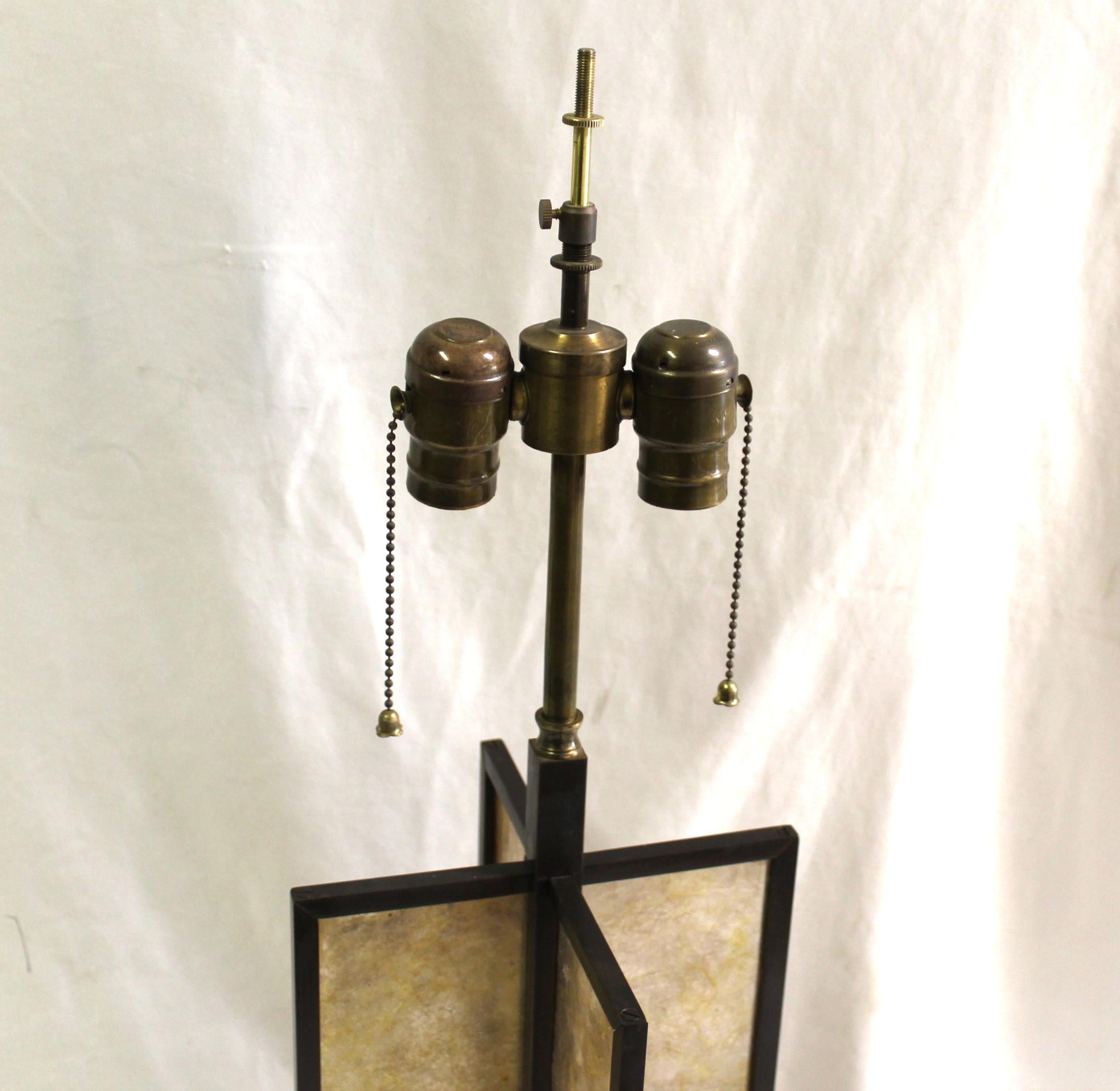 Un modèle très rare de cette lampe qui n'a pas été vu depuis longtemps. Cadre en laiton massif fabriqué sur mesure, usiné pour s'adapter aux panneaux d'insertion en Machin. Le tout recouvert d'une patine noire acide.  Elle est équipée d'une double