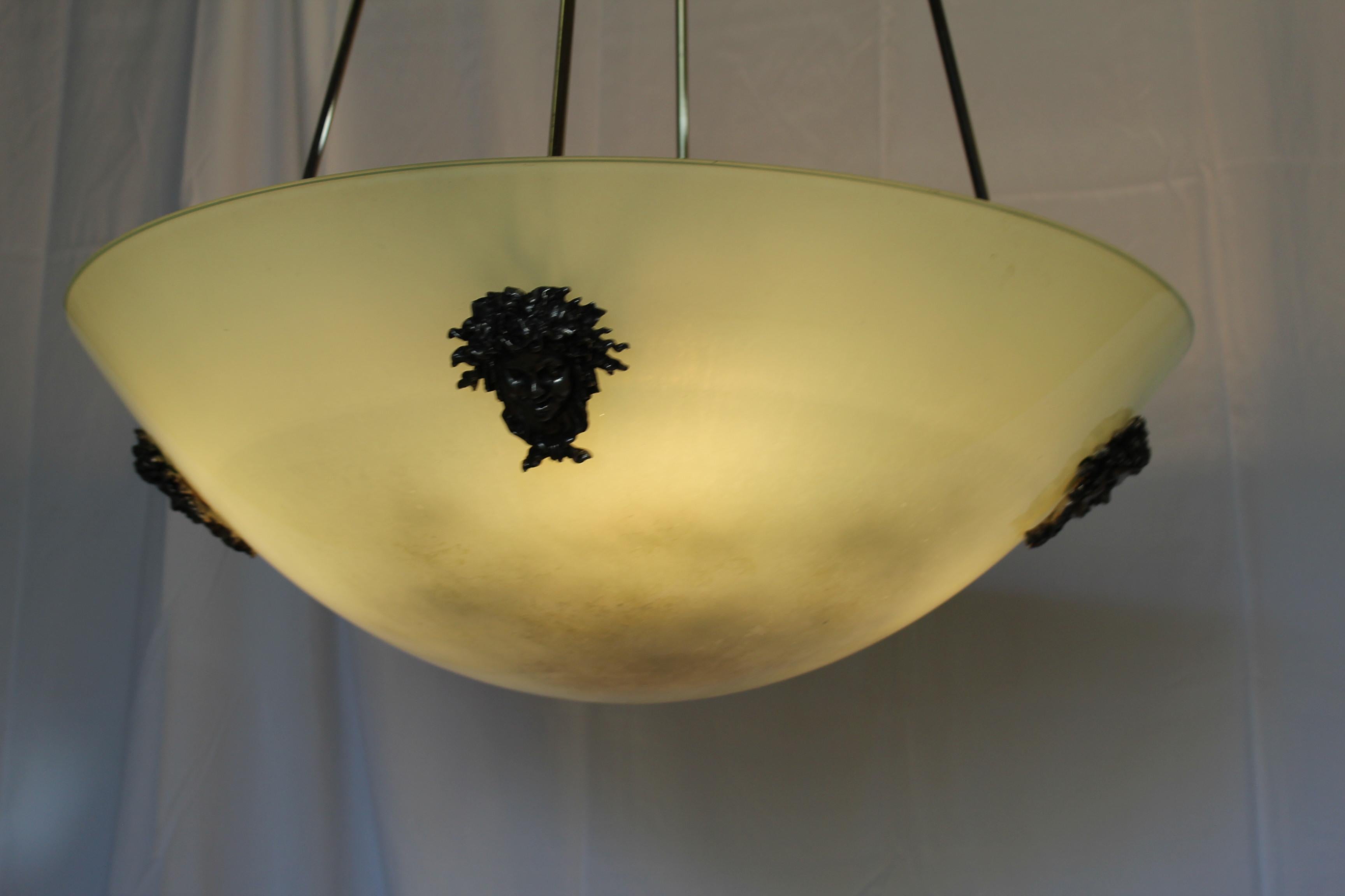 Stile Mid-Century Modern /Deco  Lampadario in vetro, applicazioni in bronzo in vendita 1