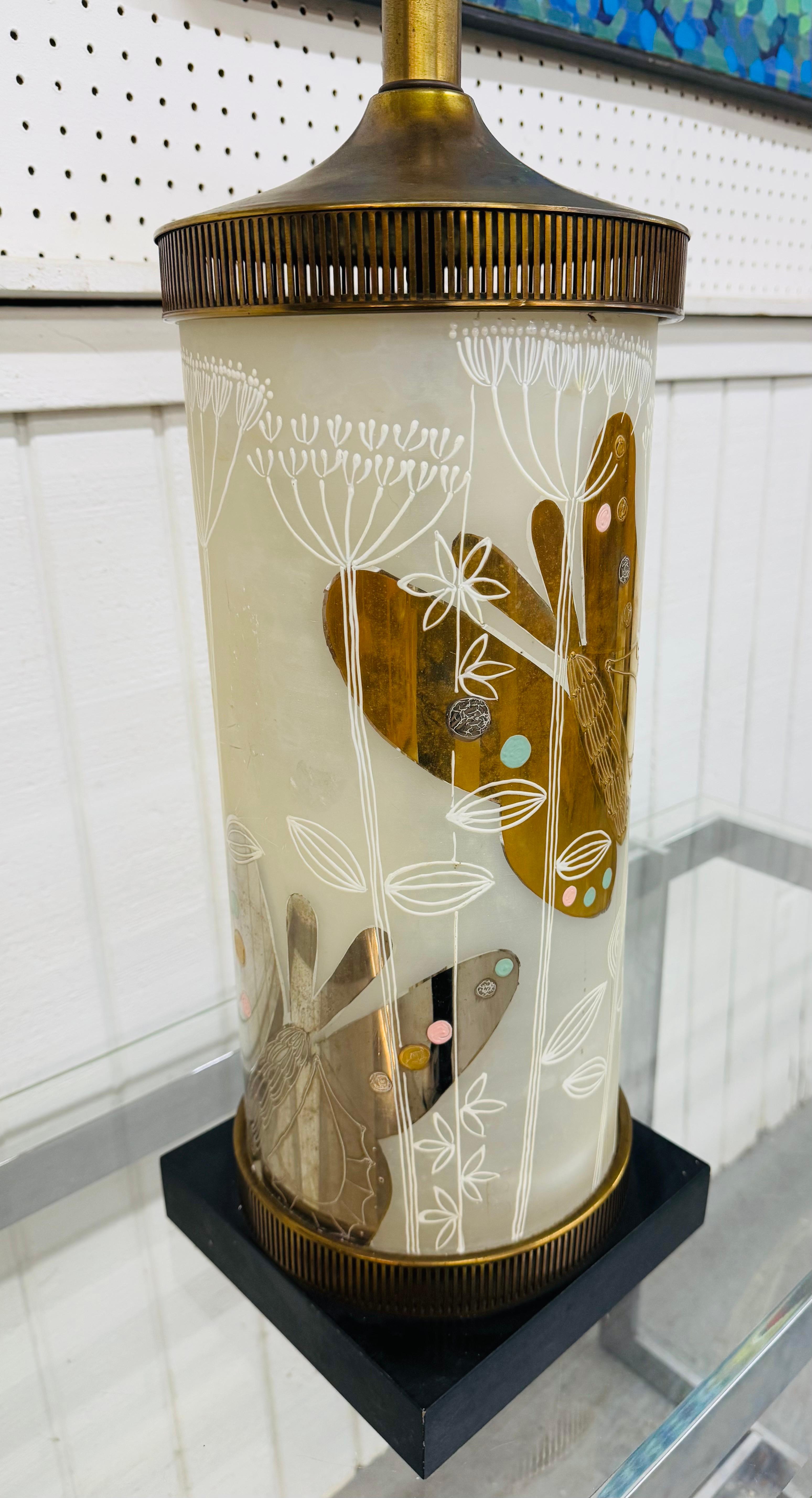 Este anuncio es para una Lámpara de sobremesa decorativa de latón y cristal moderna de mediados de siglo. Con diseño cilíndrico, cristal decorativo en forma de mariposa, detalles de latón y pantalla de cristal blanco. ¡Es una combinación excepcional