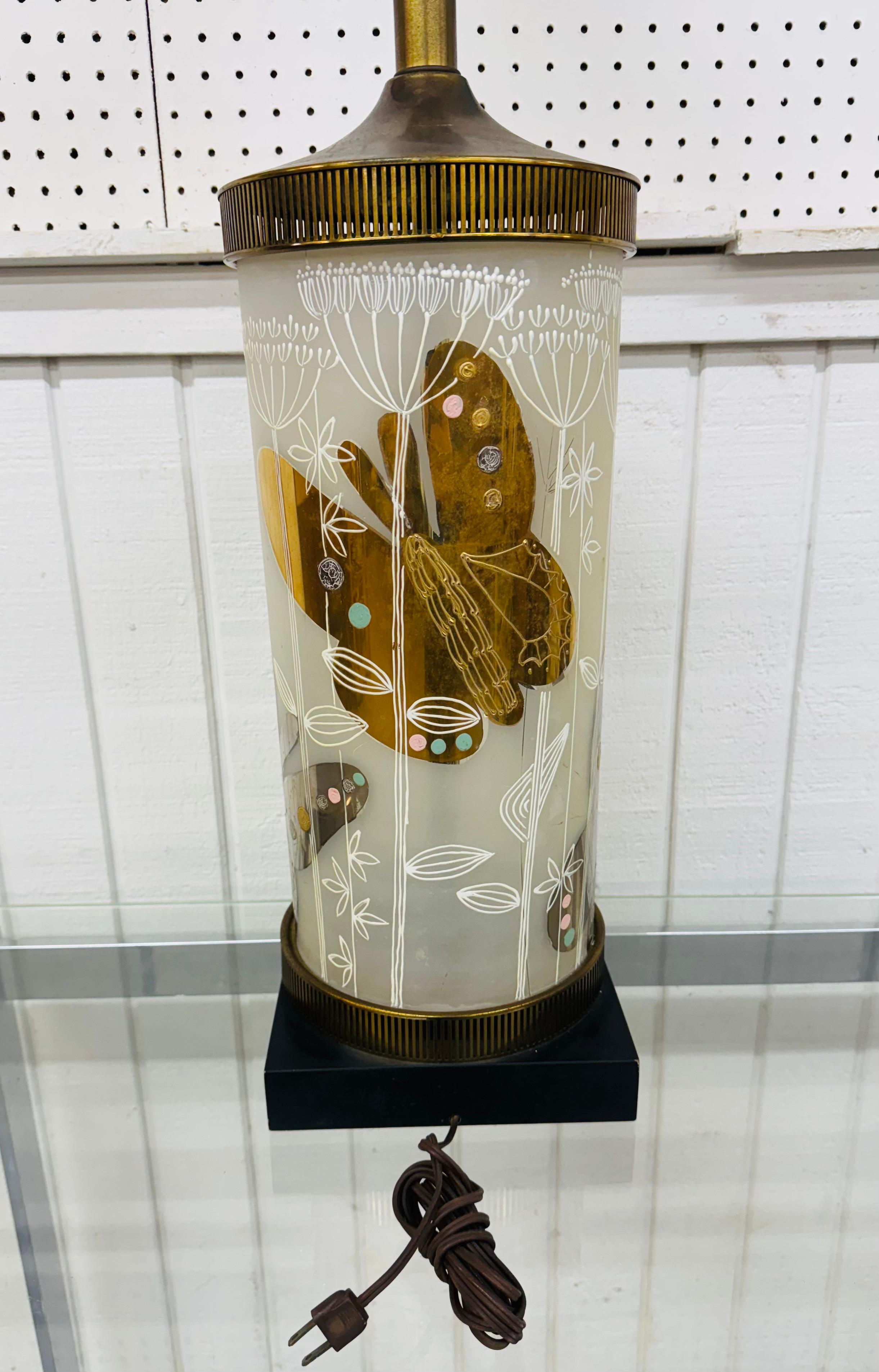 Lámpara de mesa decorativa de latón y cristal moderna de mediados de siglo Estadounidense en venta