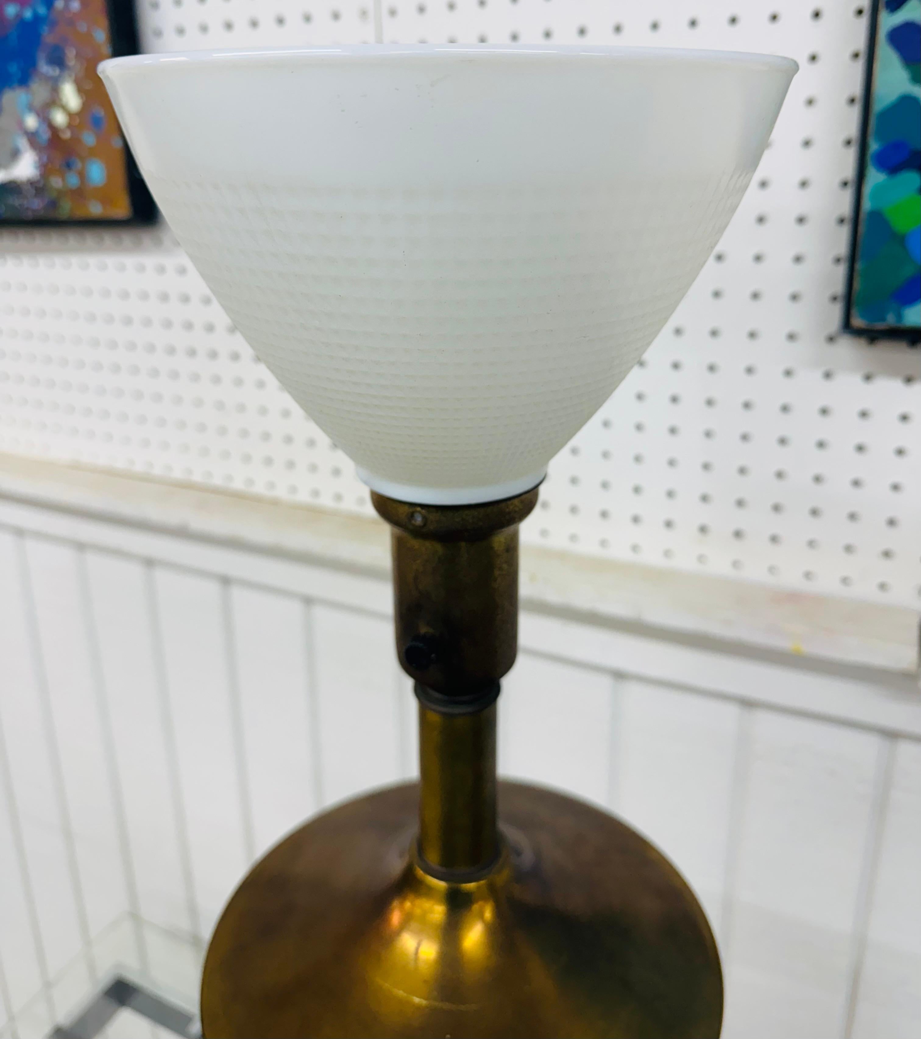 Lámpara de mesa decorativa de latón y cristal moderna de mediados de siglo Latón en venta