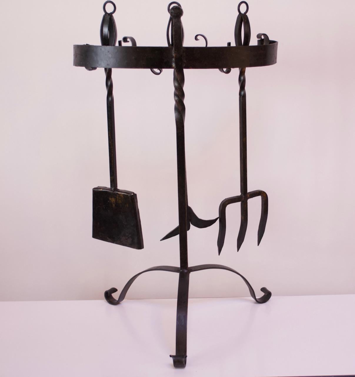Mid-Century Modern Decorative Forged Iron Firetools In Good Condition For Sale In Brooklyn, NY