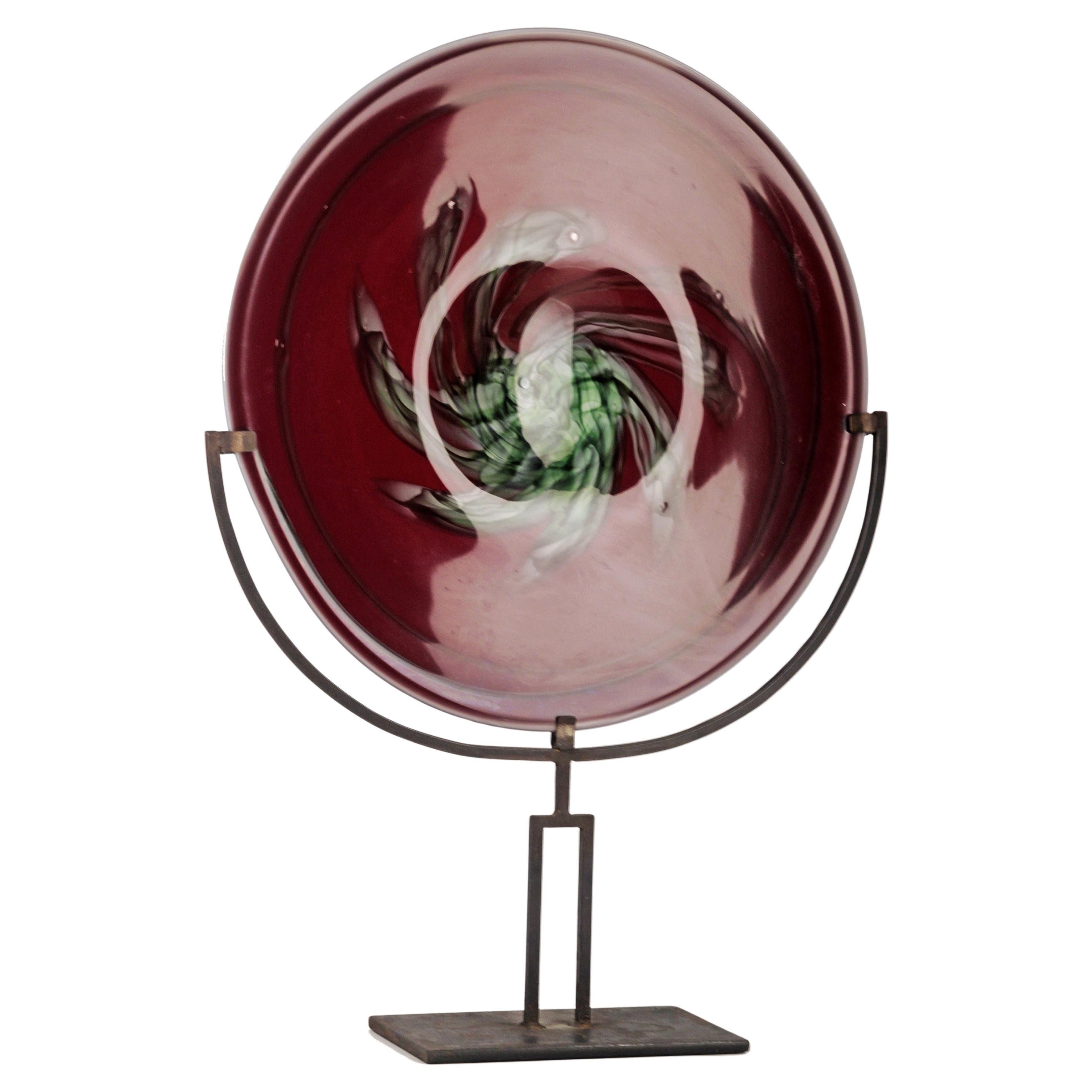 Assiette décorative en verre moderne du milieu du siècle dernier avec base en fer d'Argentine A. Churba en vente