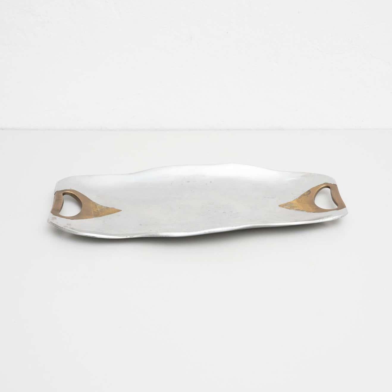 Dekoratives Metalltablett aus der Mitte des Jahrhunderts, von einem unbekannten Designer. Hergestellt in Spanien, ca. 1950.  In gutem Originalzustand mit geringen alters- und gebrauchsbedingten Abnutzungserscheinungen, die eine schöne Patina