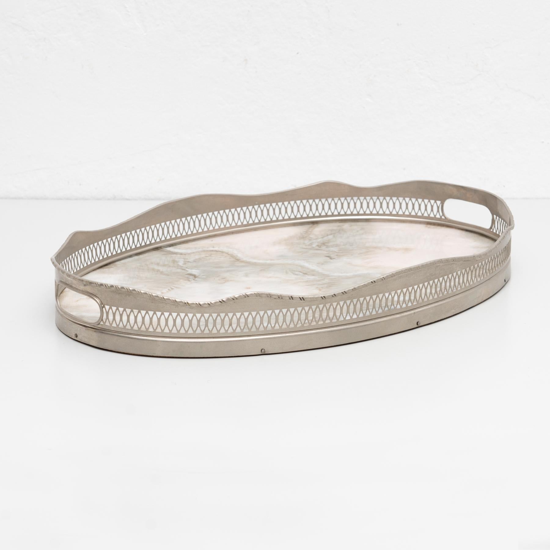 Mid-Century Modern decorative metal tray, by an unknown designer.
Manufactured in Spain, circa 1950.

In good original condition, with minor wear consistent with age and use, preserving a beautiful patina.

Materials:
Metal.