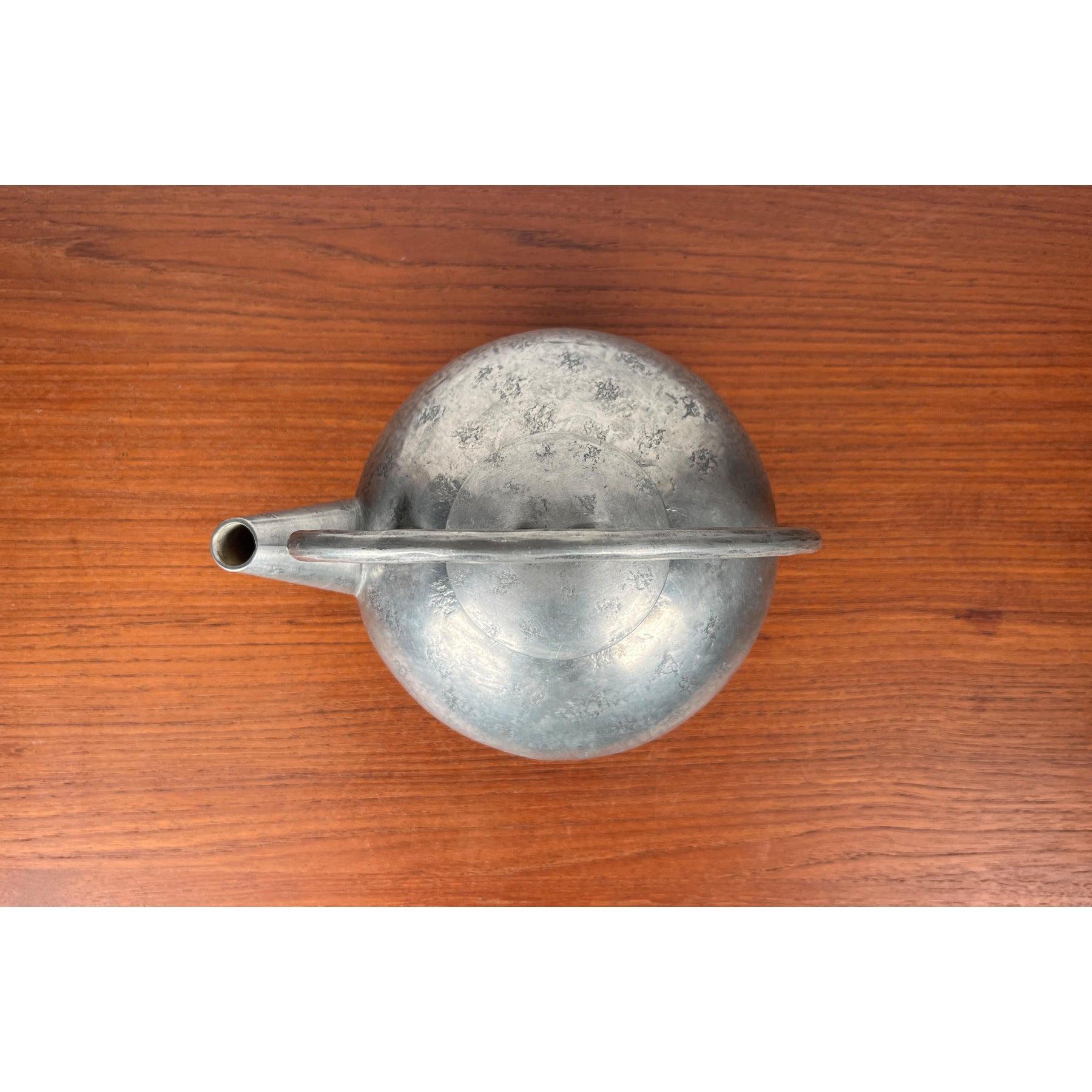 Teiera decorativa in peltro di Skurdal Pewter, anni '60, in ottime condizioni. Progettato tra il 1960 e il 1969 Questo pezzo ha un marchio di attribuzione.

Informazioni aggiuntive:
Materiali: Metallo
Colore: Argento
Stili: Medioevo Moderno
Paese di