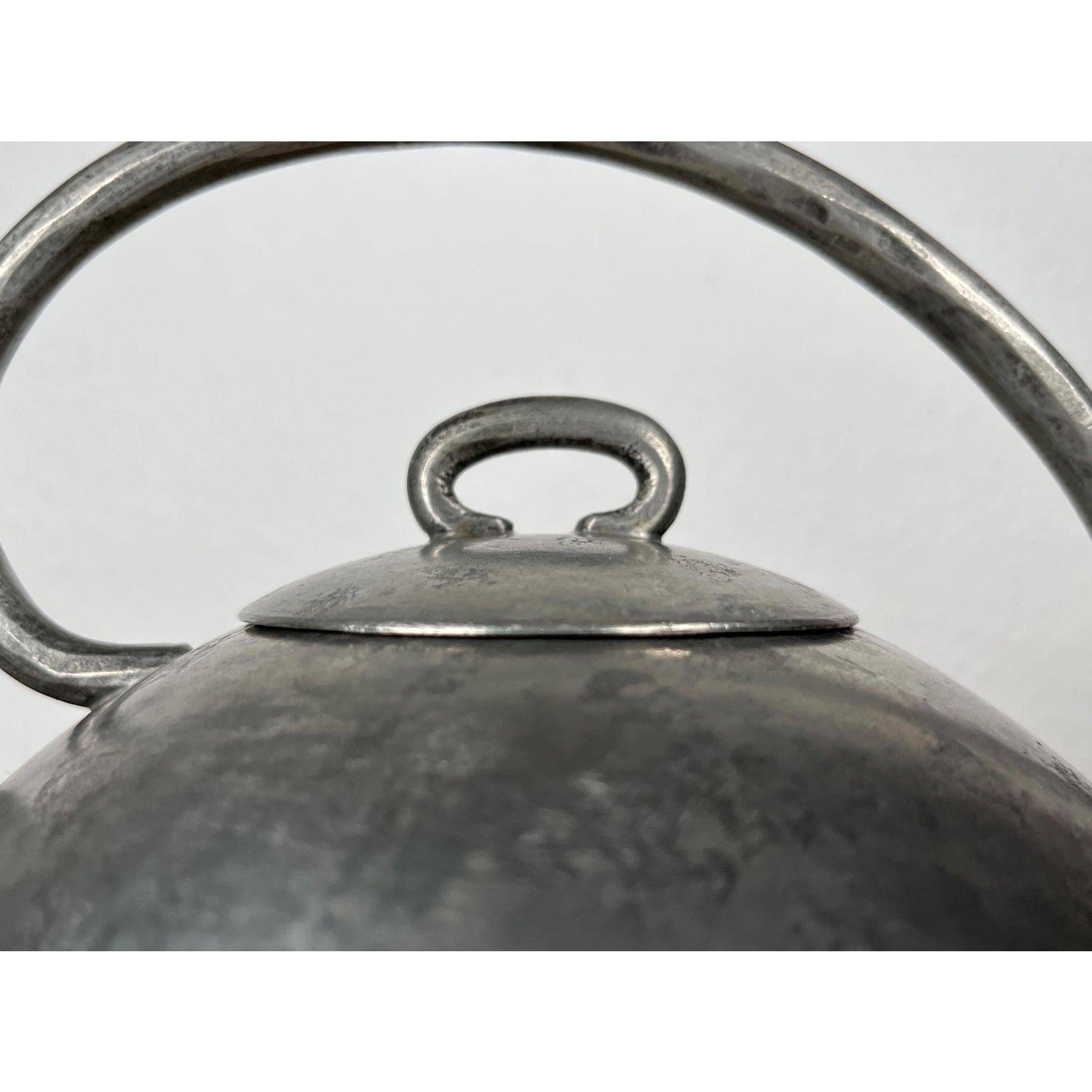 Teiera decorativa in peltro di Skurdal Pewter, anni '60, in ottime condizioni. Progettato tra il 1960 e il 1969 Questo pezzo ha un marchio di attribuzione.

Informazioni aggiuntive:
Materiali: Metallo
Colore: Argento
Stili: Medioevo Moderno
Paese di