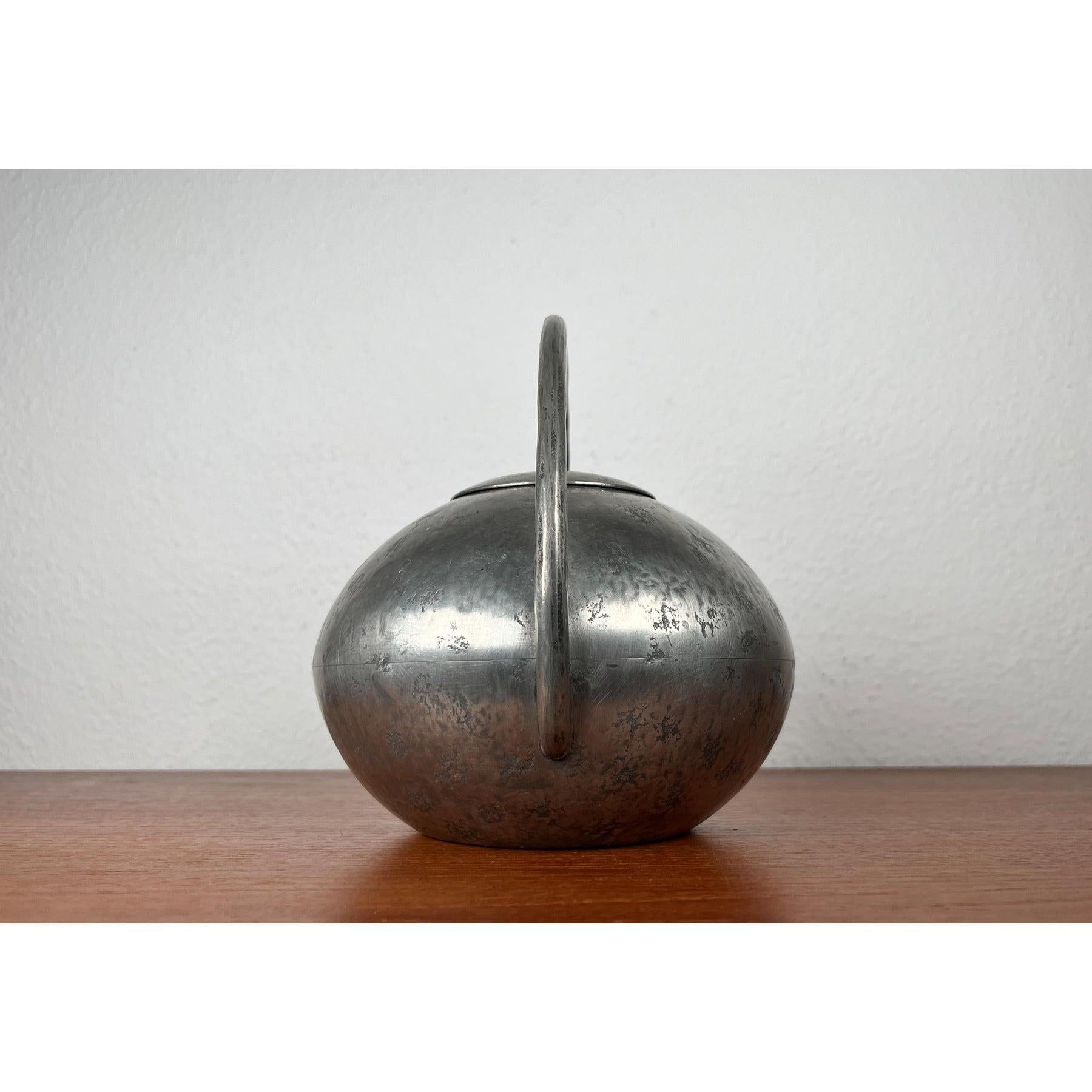 Norvegese Teiera decorativa in peltro di Skurdal Pewter, stile metà secolo moderno in vendita