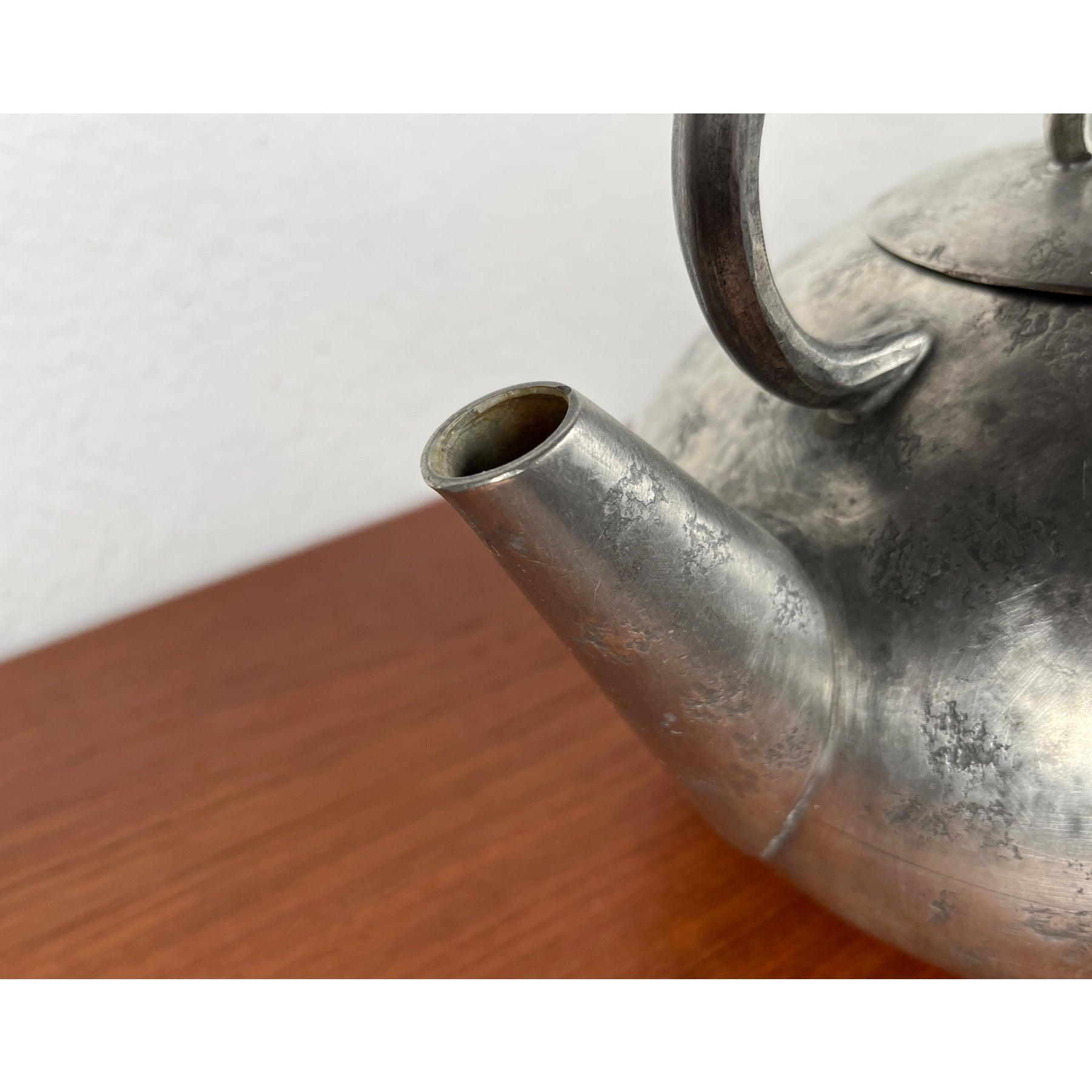 XX secolo Teiera decorativa in peltro di Skurdal Pewter, stile metà secolo moderno in vendita