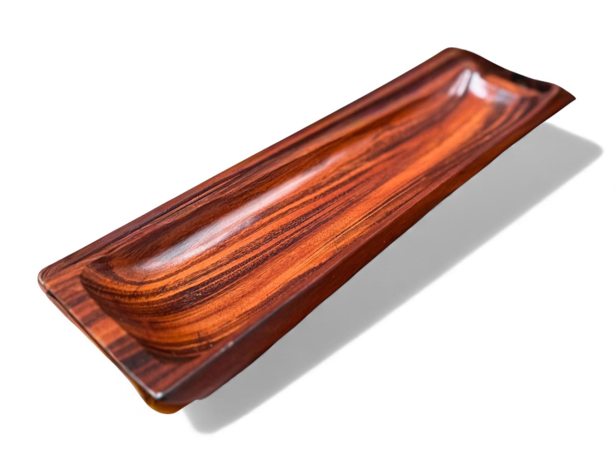 Plateau décoratif moderne du milieu du siècle en bois dur brésilien, Tropic Art, c.C. 1960 en vente 4