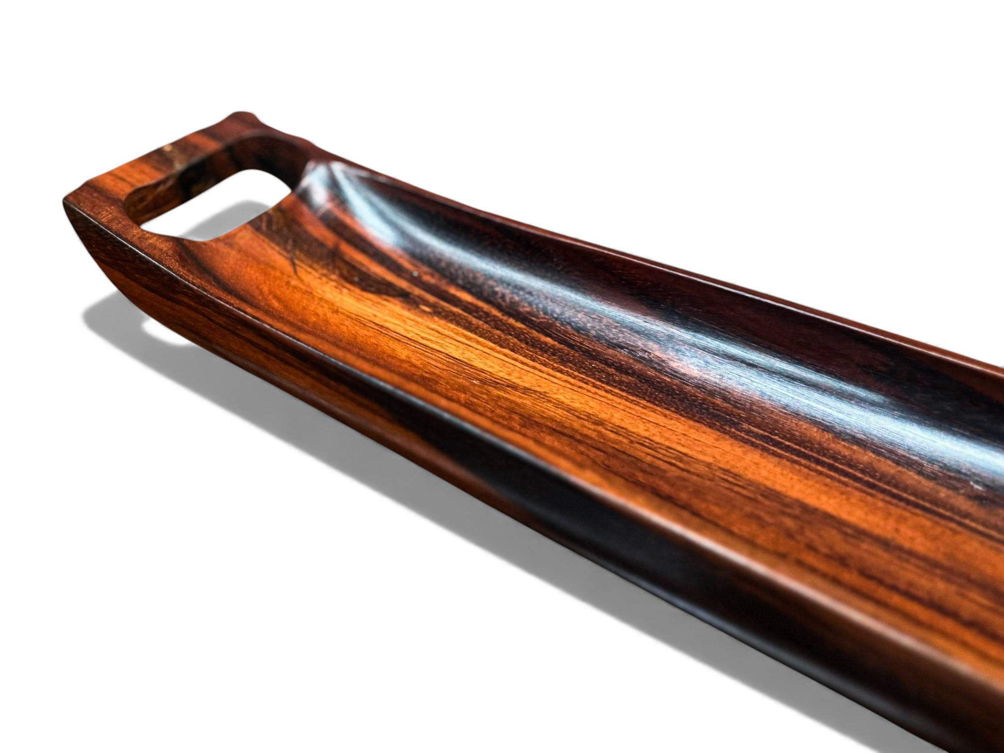 Ce plateau décoratif raffiné du milieu du siècle, fabriqué au Brésil dans les années 1960 par Tropic Art, illustre l'élégance sculpturale et la richesse des matériaux qui définissent l'ère du design moderne dans ce pays. Sculptée à la main dans du