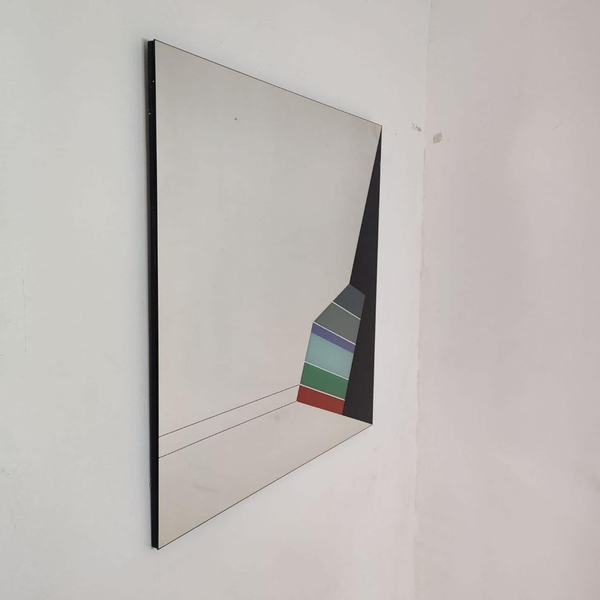 Elegant miroir italien sérigraphié des années 1970, dans le style d'Acerbis.
Cette pièce remarquable illustre l'expérimentation raffinée du design italien de la fin de la période moderniste, où le mobilier et les objets décoratifs sont devenus des