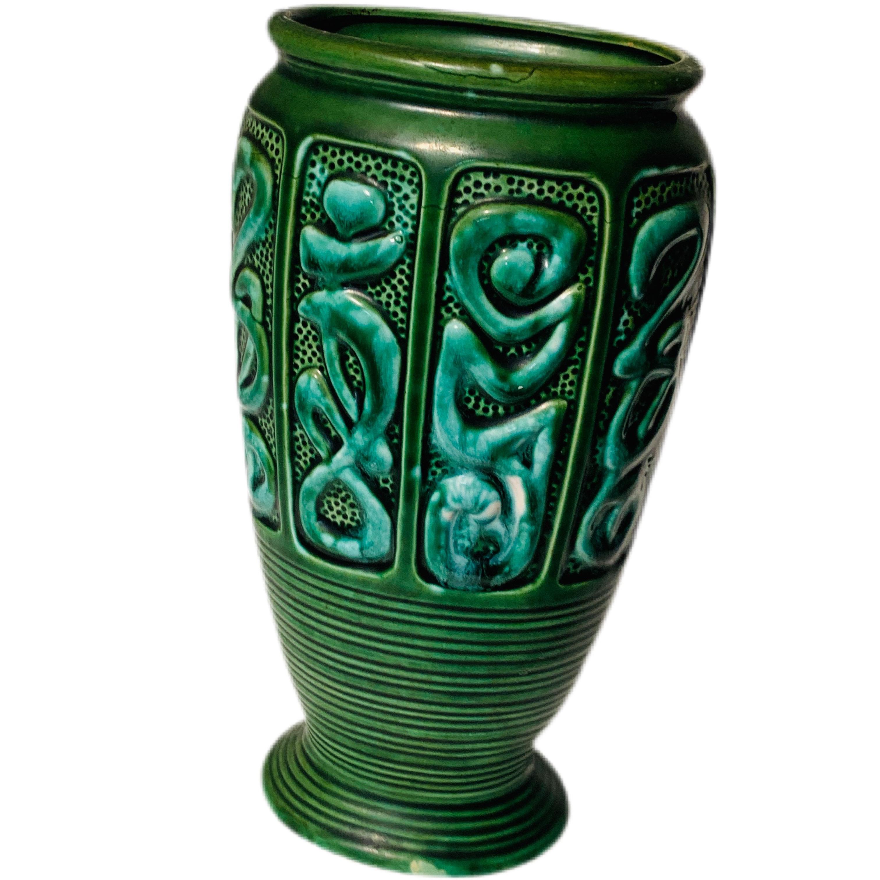 Eine grüne, in Japan hergestellte Keramikvase mit einem abstrakten Muster, das die obere Hälfte umgibt. Das Stück ist in großartiger Form mit keine Chips oder Risse oder Verfärbungen. Vielleicht bemerken Sie etwas, das wie ein Riss am Rand des